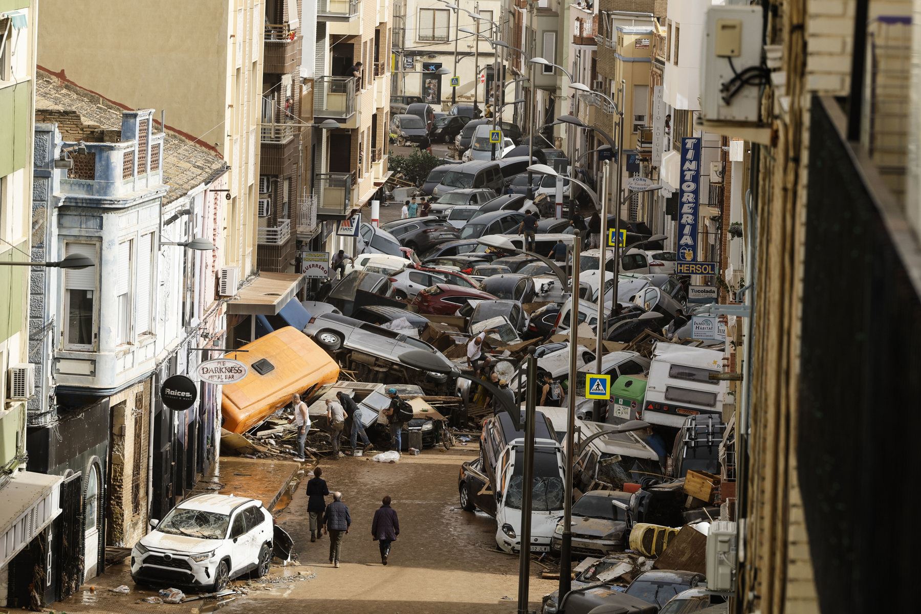 Con las calles convertidas en ríos de barro, residentes de la región española de Valencia quedaron "atrapados" por las mortíferas inundaciones que sembraron el caos la noche del martes y dejaron a los servicios de emergencia desbordados. Foto: EFE