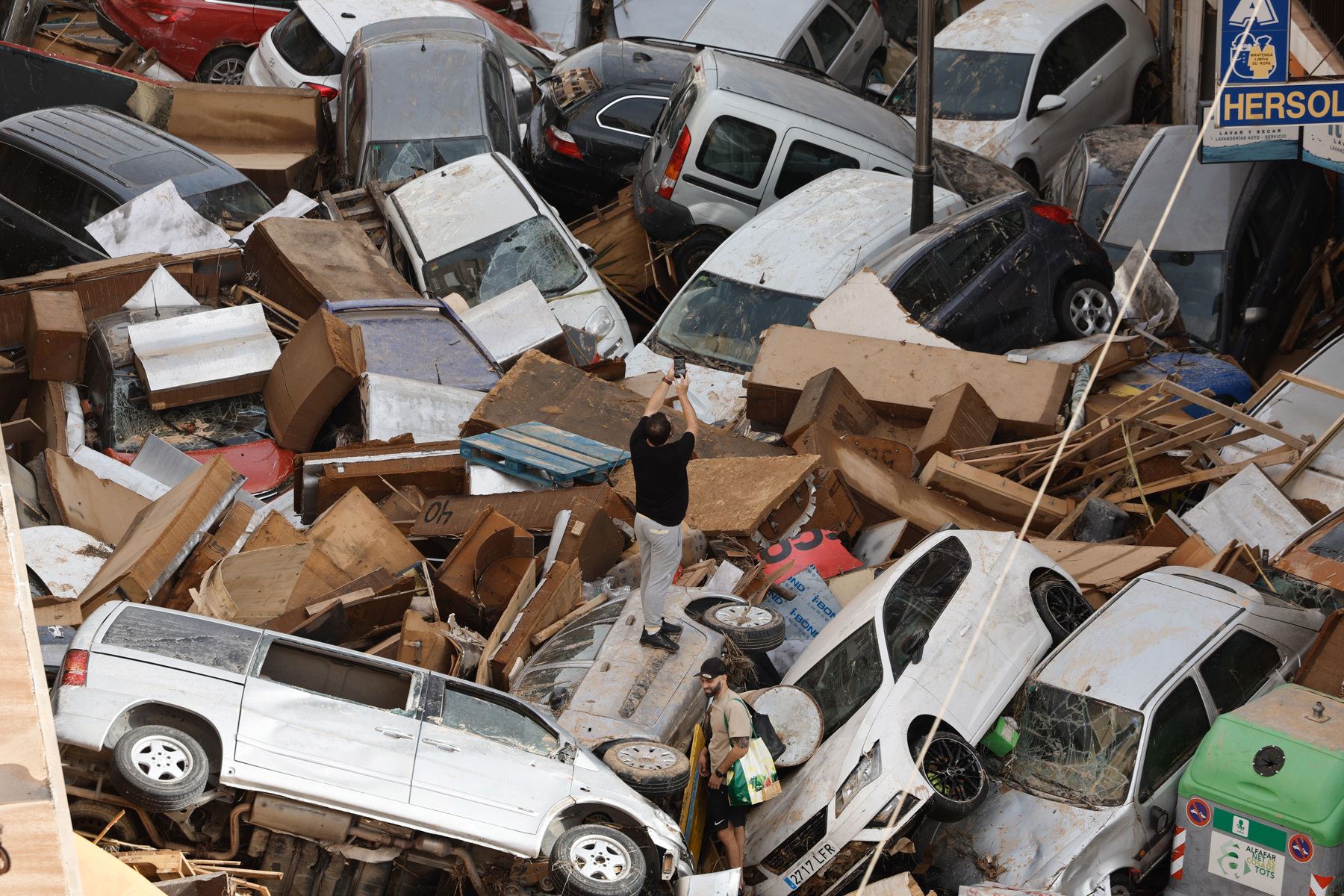 Con las calles convertidas en ríos de barro, residentes de la región española de Valencia quedaron "atrapados" por las mortíferas inundaciones que sembraron el caos la noche del martes y dejaron a los servicios de emergencia desbordados. Foto: EFE