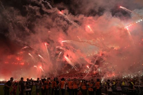 El Estadio Monumental de Buenos Aires se cubrió de bengalas previo al partido de la semifinal de vuelta de Copa Libertadores entre River Plate y Atlético Mineiro