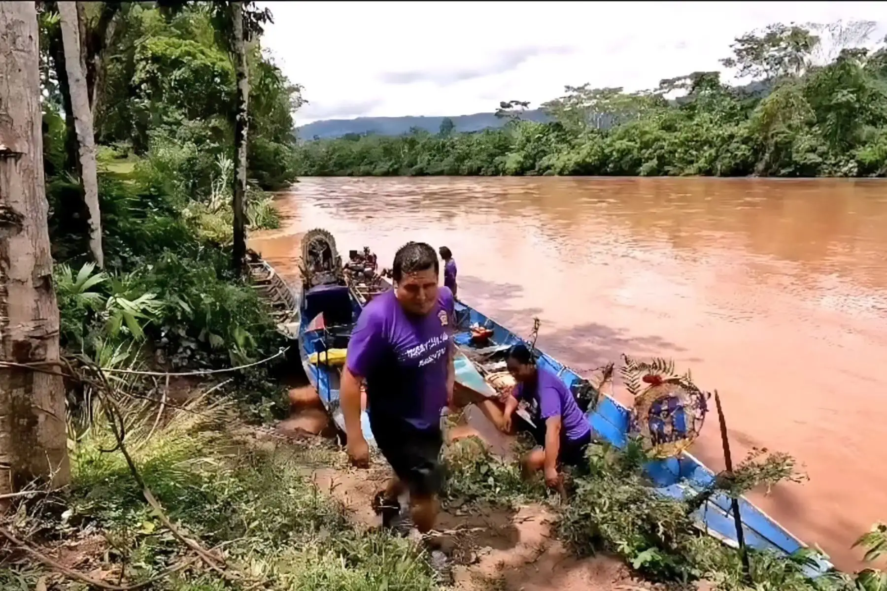 El párroco polaco padre Antonio Lichón y la Cámara de Turismo y Medio Ambiente de Palcazú organizaron este singular acontecimiento religioso, entre la lluvia al principio y luego el fuerte sol, característico del valle del sol y la luna. Foto: Difusión