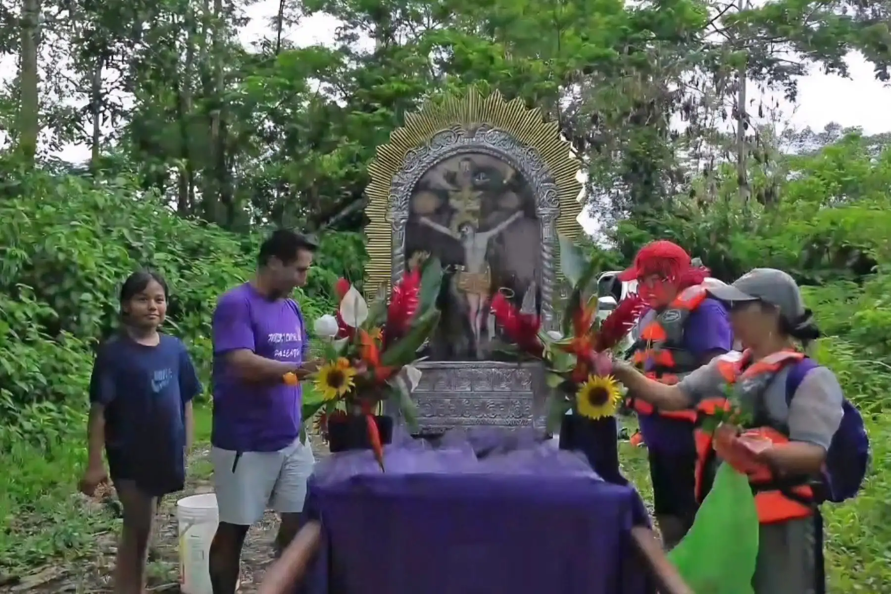 La fe de los devotos del Señor de los Milagros no conoce límites. En el distrito de Palcazú, ubicado en la provincia de Oxapampa, en la selva de la región Pasco, la sagrada imagen del Cristo Morado realizó una procesión fluvial recorriendo más de 15 kilómetros siguiendo el cauce del río Palcazú, ante la alegría de decenas de fieles de la zona. Foto: Difusión