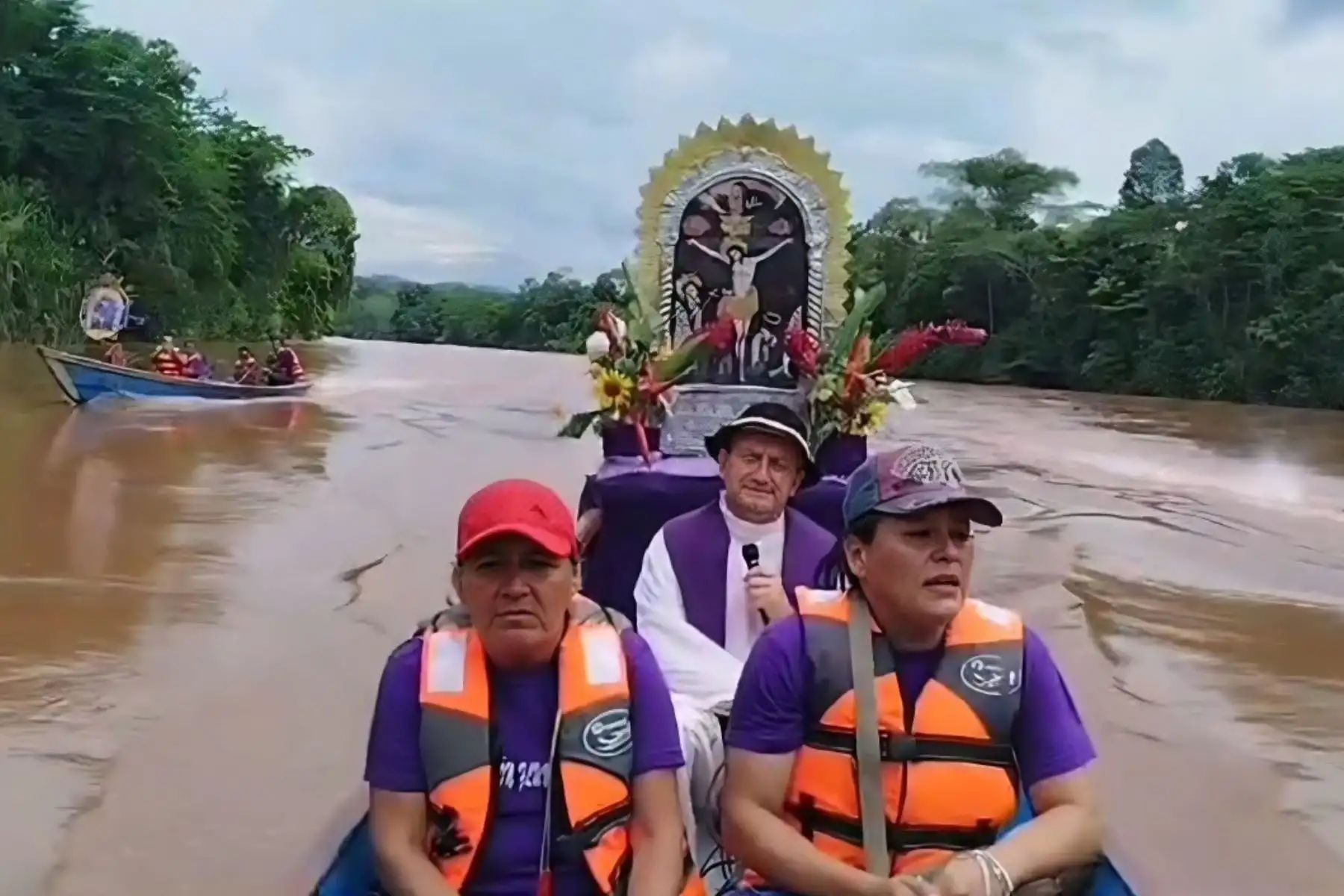 La fe de los devotos del Señor de los Milagros no conoce límites. En el distrito de Palcazú, ubicado en la provincia de Oxapampa, en la selva de la región Pasco, la sagrada imagen del Cristo Morado realizó una procesión fluvial recorriendo más de 15 kilómetros siguiendo el cauce del río Palcazú, ante la alegría de decenas de fieles de la zona. Foto: Difusión