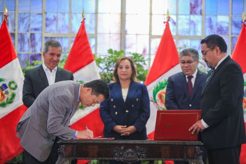 Firma de la adenda del proyecto de aeropuerto internacional de Chinchero, en la región Cusco. Foto: ANDINA/Prensa Presidencia