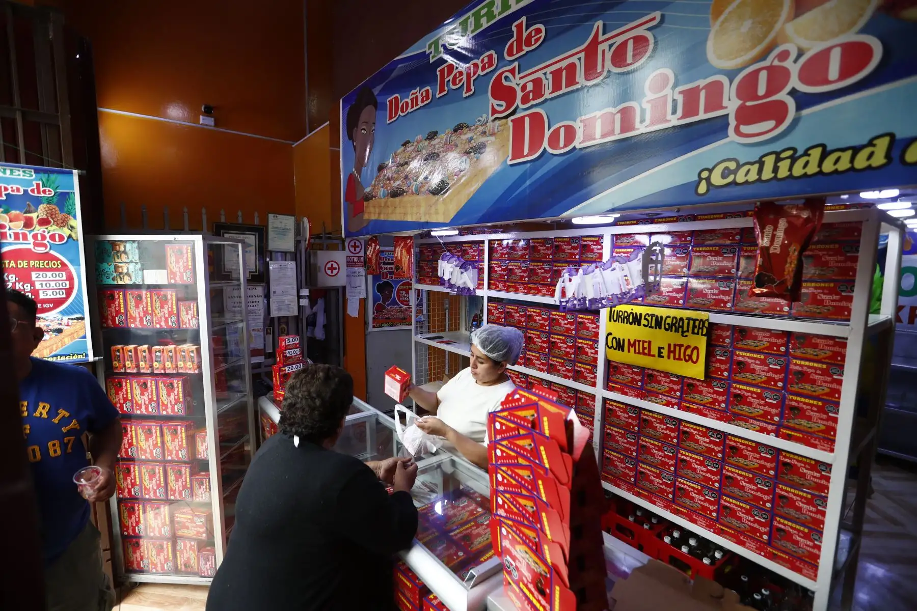El turrón, dulce peruano tradicional y muy popular, tiene una variada oferta y alta demanda de compra en locales y ferias del Cercado de Lima durante los últimos días de octubre del 2024, en el marco de las procesiones y el culto al Señor de los Milagros. Foto: ANDINA/Daniel Bracamonte