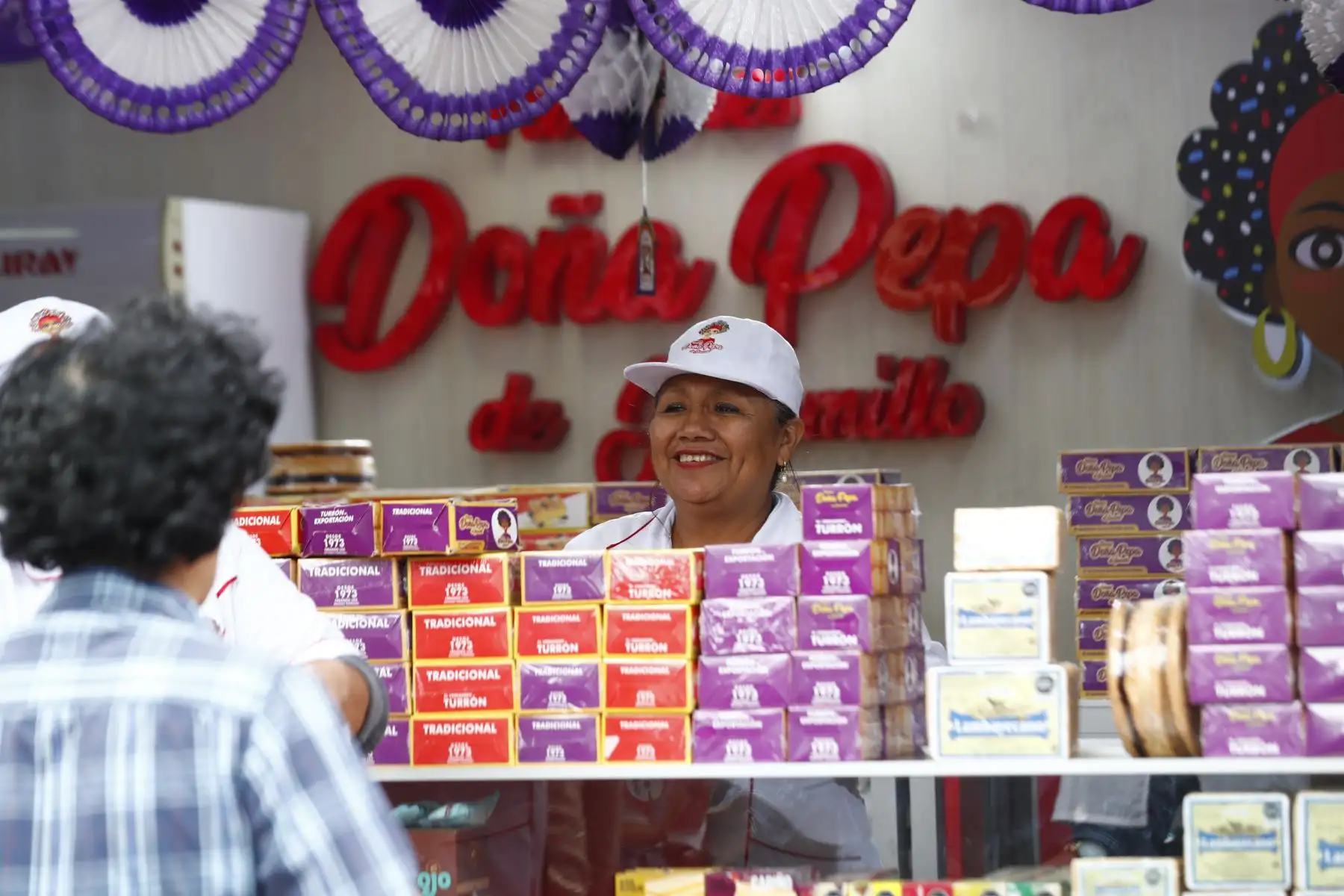 El turrón, dulce peruano tradicional y muy popular, tiene una variada oferta y alta demanda de compra en locales y ferias del Cercado de Lima durante los últimos días de octubre del 2024, en el marco de las procesiones y el culto al Señor de los Milagros. Foto: ANDINA/Daniel Bracamonte