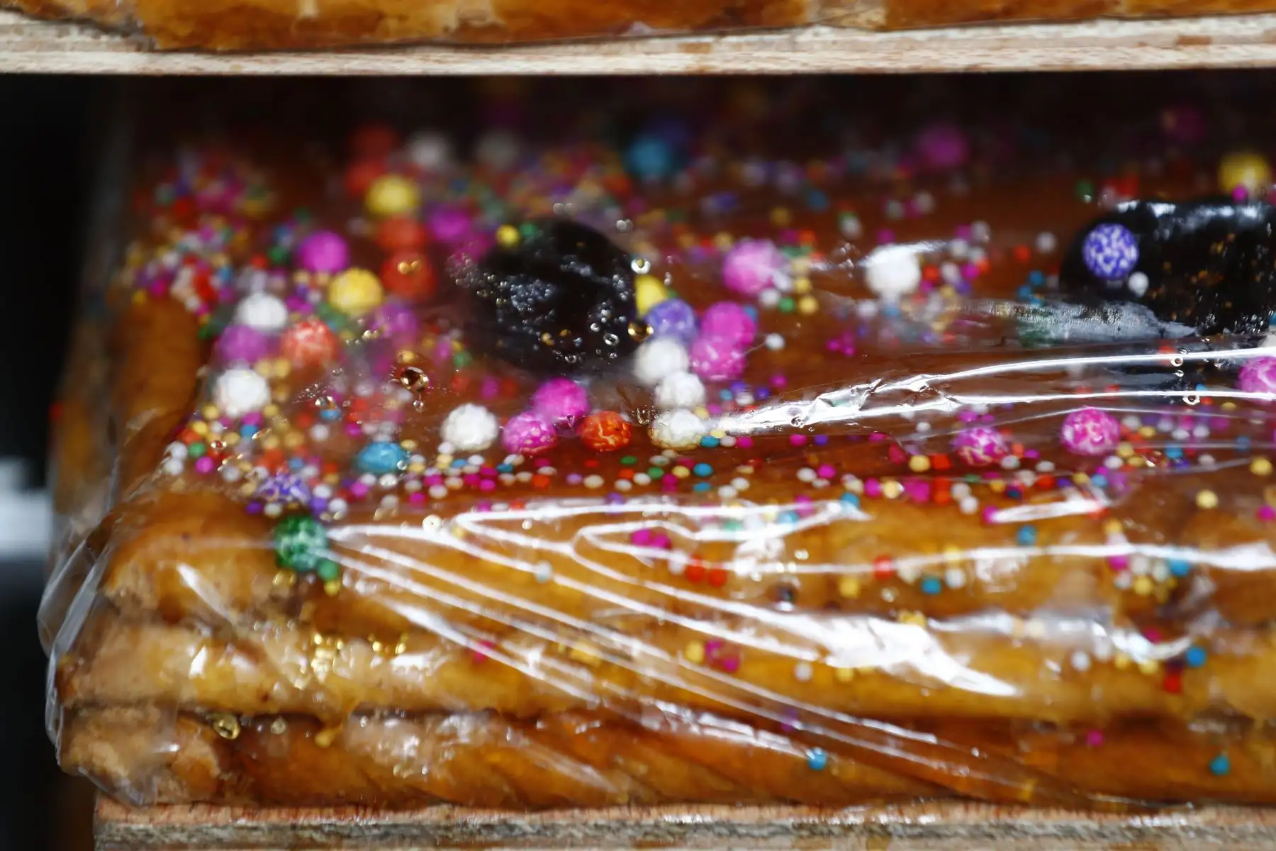 El turrón, dulce peruano tradicional y muy popular, tiene una variada oferta y alta demanda de compra en locales y ferias del Cercado de Lima durante los últimos días de octubre del 2024, en el marco de las procesiones y el culto al Señor de los Milagros. Foto: ANDINA/Daniel Bracamonte