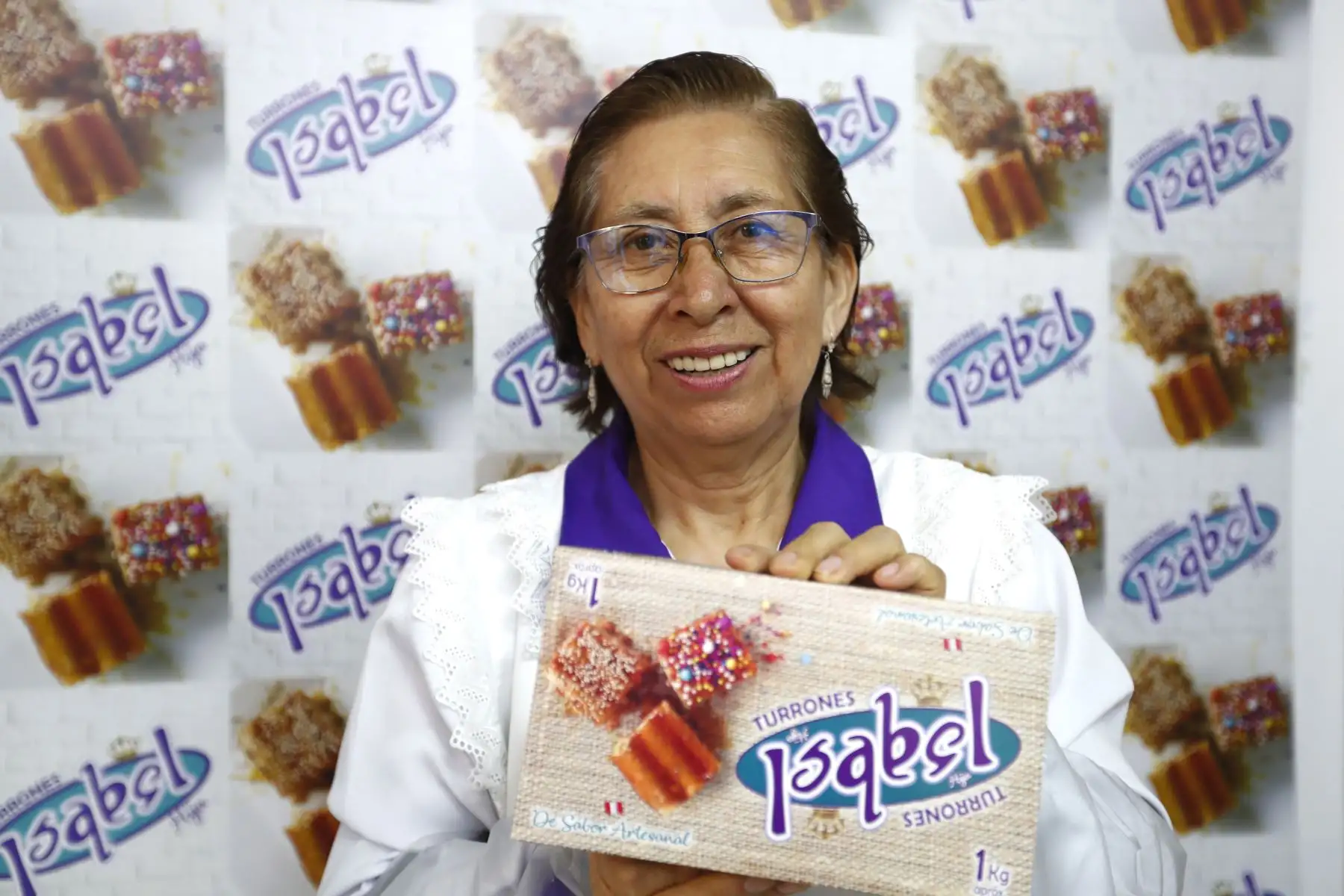 El turrón, dulce peruano tradicional y muy popular, tiene una variada oferta y alta demanda de compra en locales y ferias del Cercado de Lima durante los últimos días de octubre del 2024, en el marco de las procesiones y el culto al Señor de los Milagros. Foto: ANDINA/Daniel Bracamonte