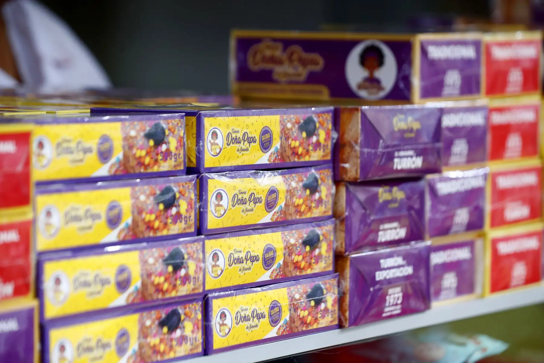 El turrón, dulce peruano tradicional y muy popular, tiene una variada oferta y alta demanda de compra en locales y ferias del Cercado de Lima durante los últimos días de octubre del 2024, en el marco de las procesiones y el culto al Señor de los Milagros. Foto: ANDINA/Daniel Bracamonte