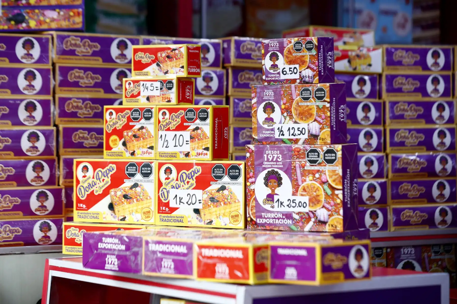 El turrón, dulce peruano tradicional y muy popular, tiene una variada oferta y alta demanda de compra en locales y ferias del Cercado de Lima durante los últimos días de octubre del 2024, en el marco de las procesiones y el culto al Señor de los Milagros. Foto: ANDINA/Daniel Bracamonte