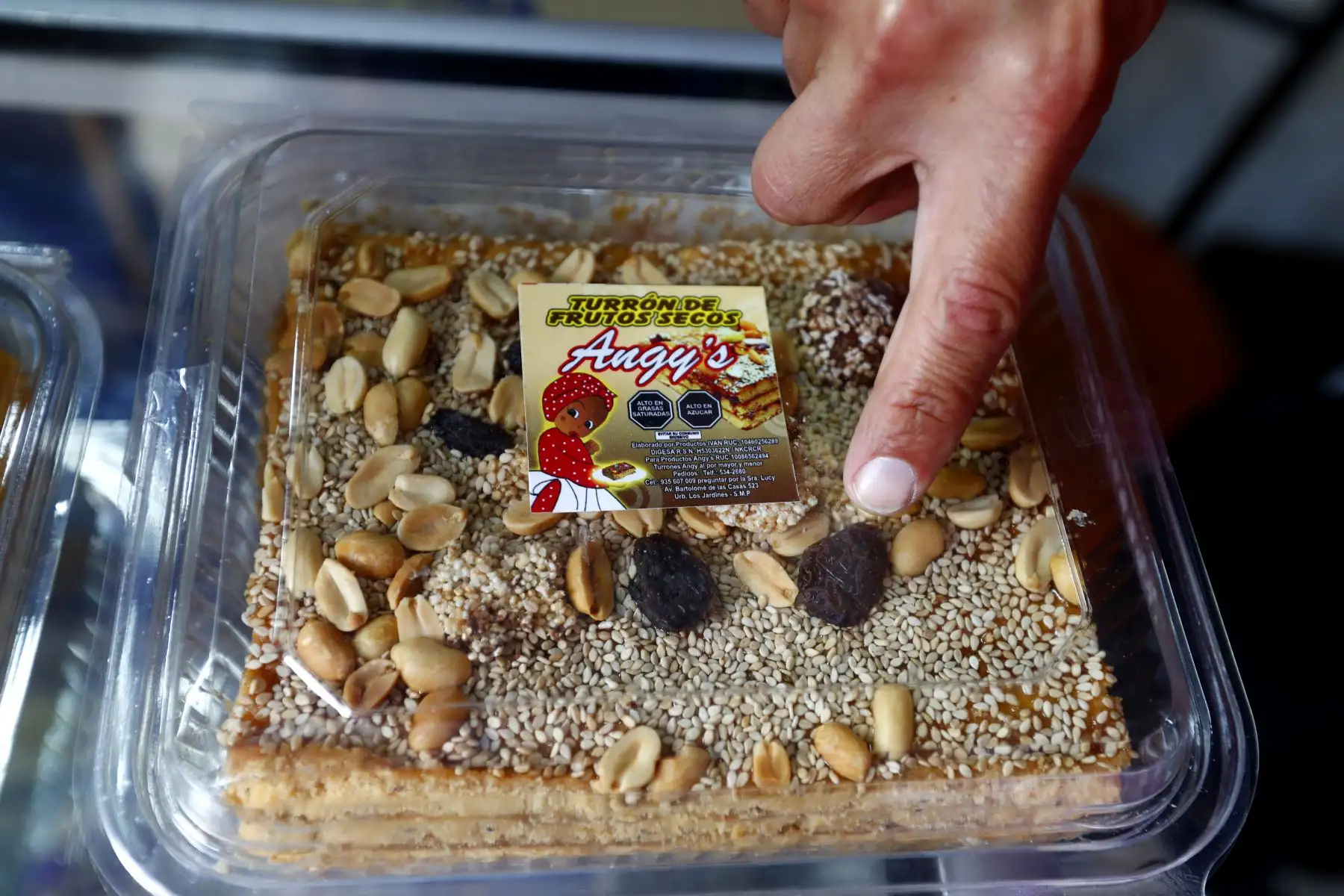 El turrón, dulce peruano tradicional y muy popular, tiene una variada oferta y alta demanda de compra en locales y ferias del Cercado de Lima durante los últimos días de octubre del 2024, en el marco de las procesiones y el culto al Señor de los Milagros. Foto: ANDINA/Daniel Bracamonte