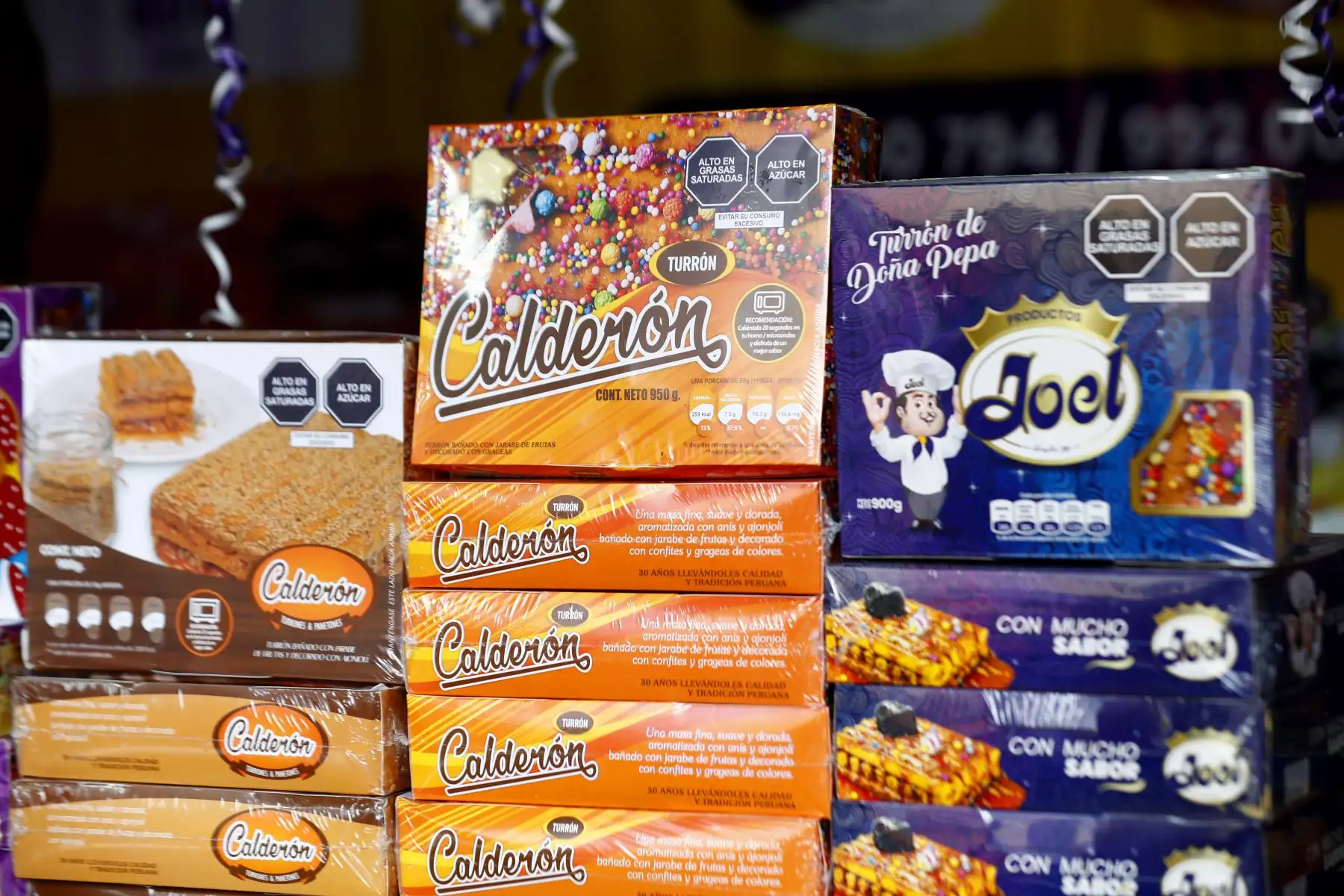 El turrón, dulce peruano tradicional y muy popular, tiene una variada oferta y alta demanda de compra en locales y ferias del Cercado de Lima durante los últimos días de octubre del 2024, en el marco de las procesiones y el culto al Señor de los Milagros. Foto: ANDINA/Daniel Bracamonte
