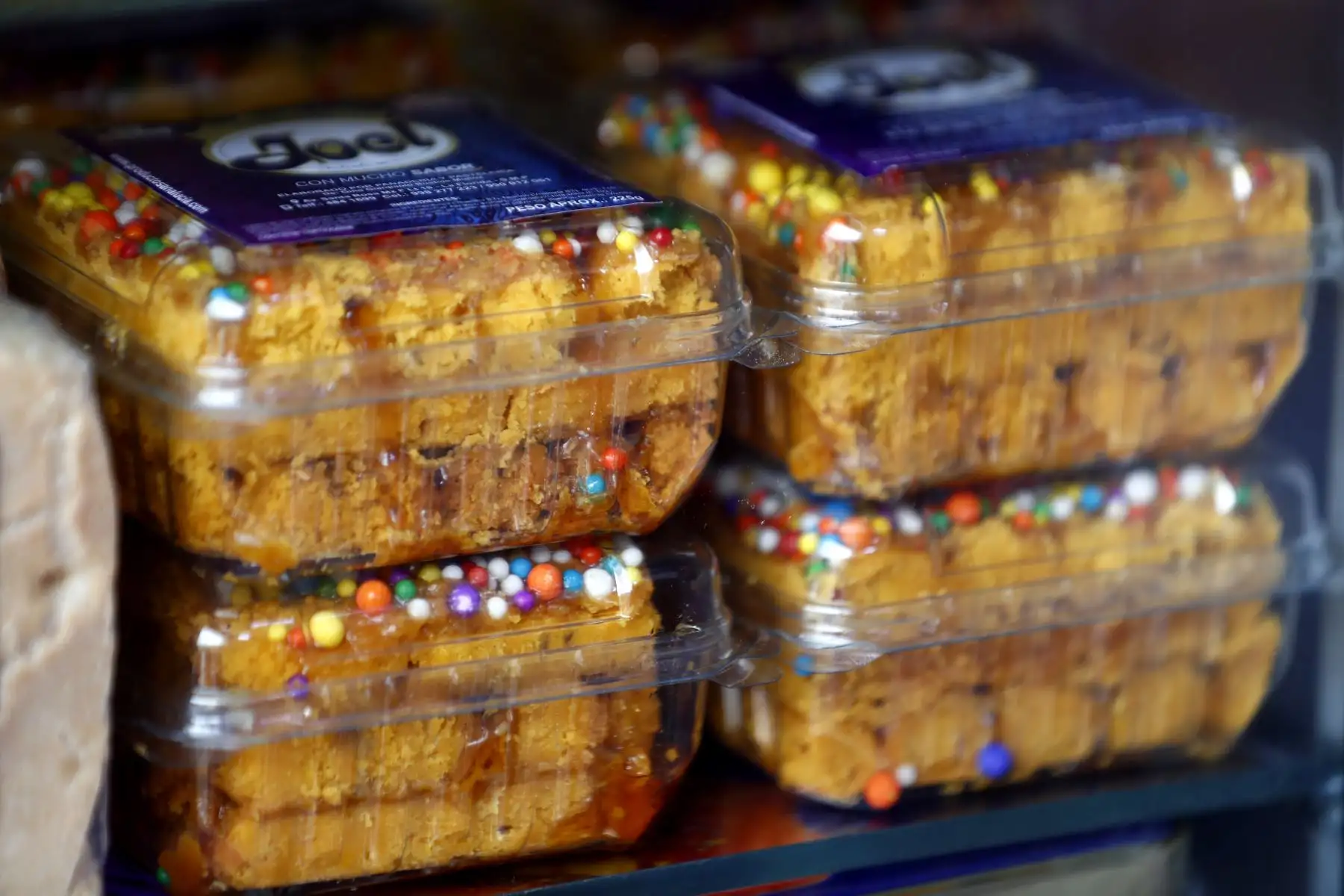 El turrón, dulce peruano tradicional y muy popular, tiene una variada oferta y alta demanda de compra en locales y ferias del Cercado de Lima durante los últimos días de octubre del 2024, en el marco de las procesiones y el culto al Señor de los Milagros. Foto: ANDINA/Daniel Bracamonte