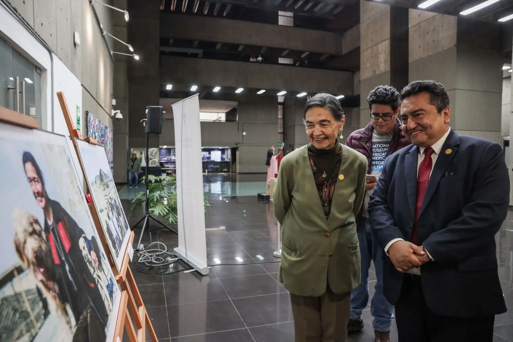 Félix Paz Quiroz y 
Ruth Shady Solís
recorren la exposición fotográfica “Caral bajo la mirada de El Peruano”. Foto: ANDINA/ Connie Calderon