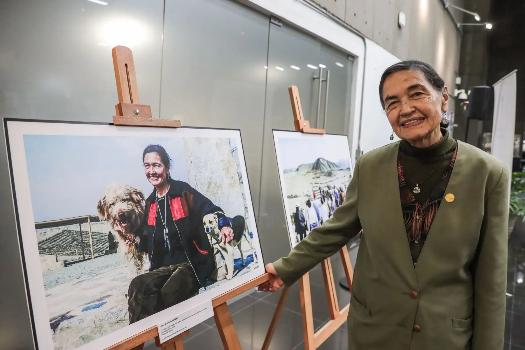La Dra. Ruth Shady Solís posa junto a una de las fotografías que forman parte de la  exposición “Caral bajo la mirada de El Peruano”, con la curaduría de Jack Ramón, editor gráfico de El Peruano. Foto: ANDINA/ Connie Calderon