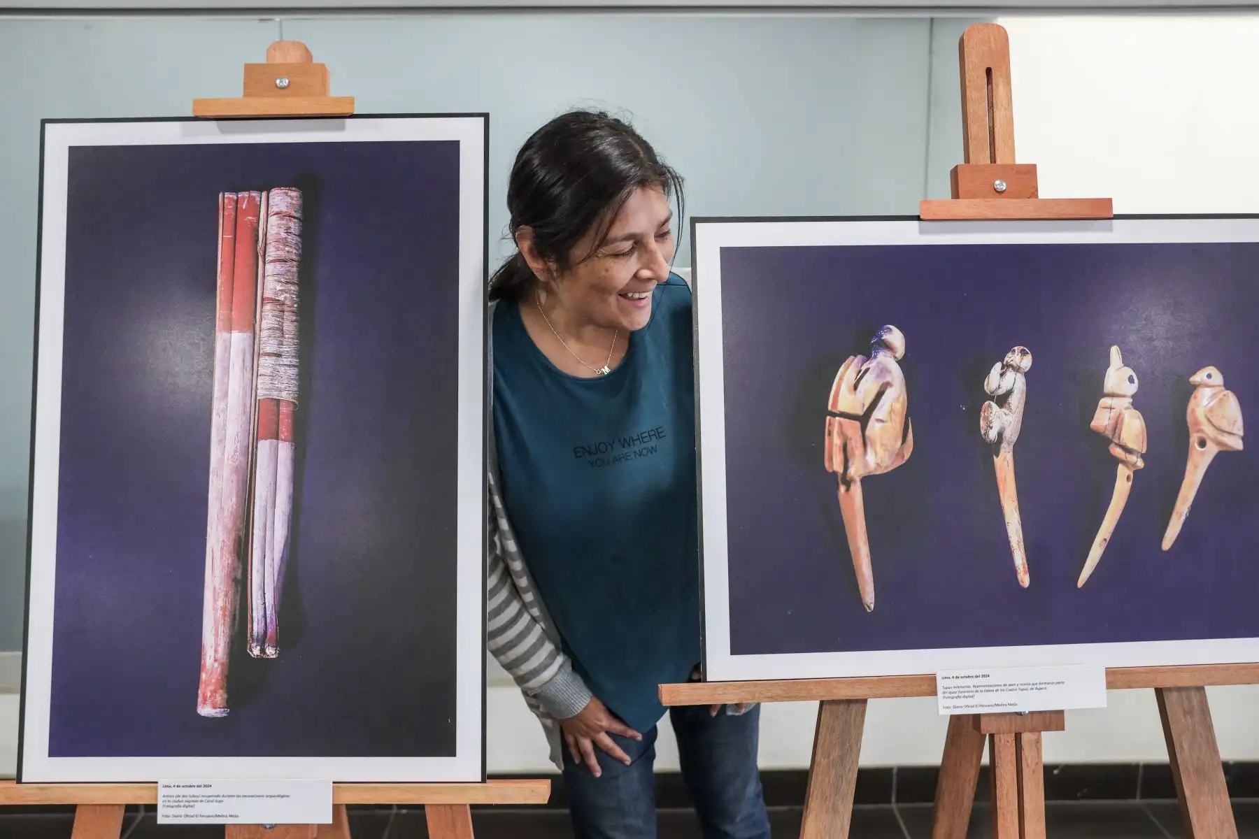 Melina Mejía, fotoperiodista de la Agencia Andina y el Diario El Peruano, posa junto a algunas de sus fotografías que forman parte de la exposición.
Foto: ANDINA/ Connie Calderon