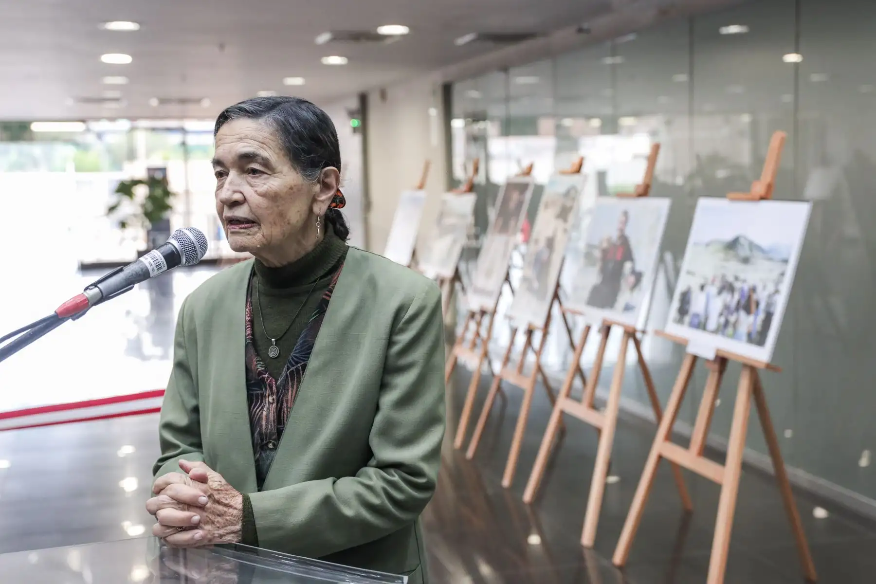 La Dra. Ruth Shady Solís brinda algunas palabras previas a la inauguración de la exposición fotográfica “Caral bajo la mirada de El Peruano”. Foto: ANDINA/ Connie Calderon