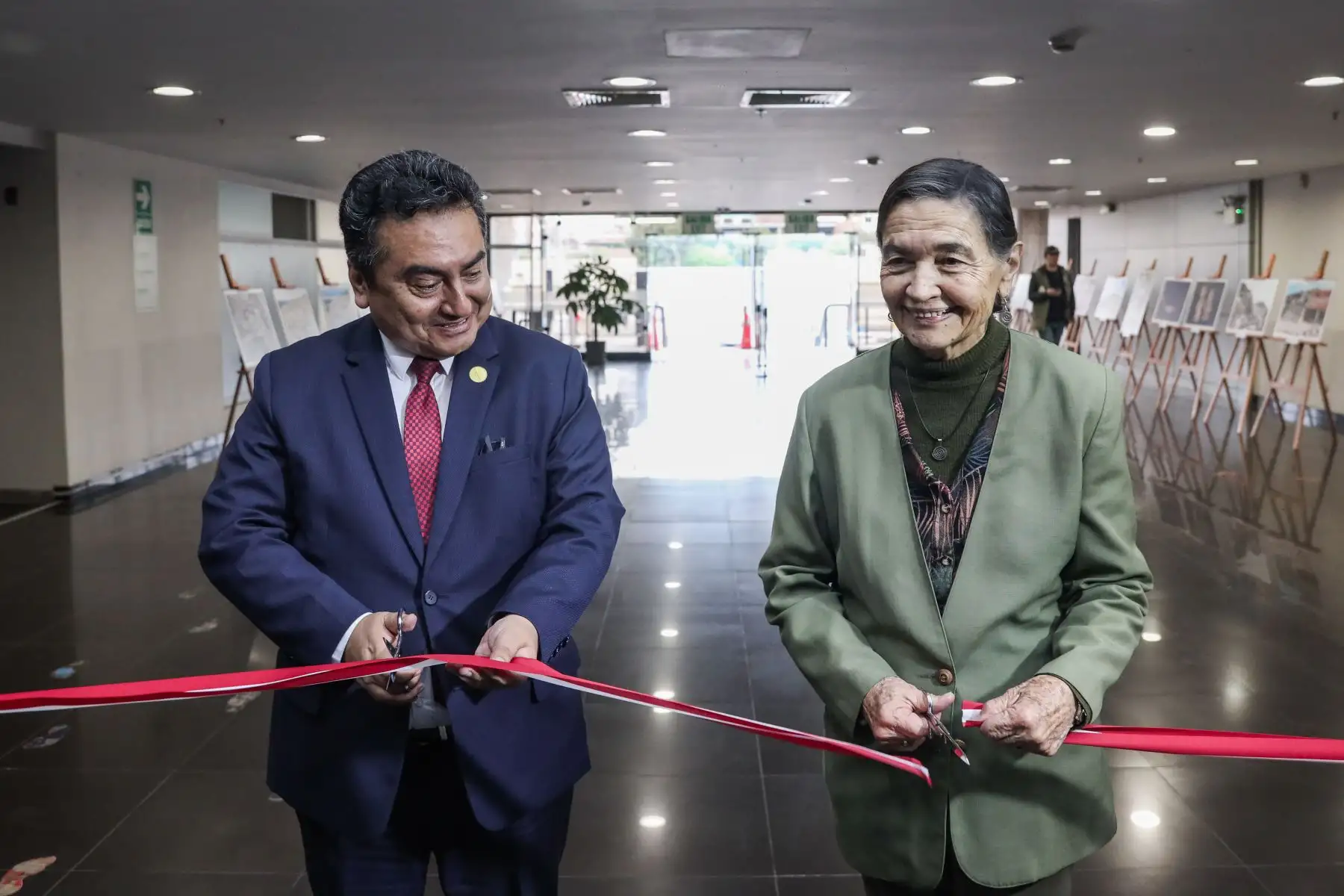 Félix Paz Quiroz, director del diario El Peruano y la Agencia Andina; y la Dra. Ruth Shady Solís, directora de la Zona Arqueológica Caral, cortan la cinta de inauguración de la exposición fotográfica “Caral bajo la mirada de El Peruano”. Foto: ANDINA/ Connie Calderon