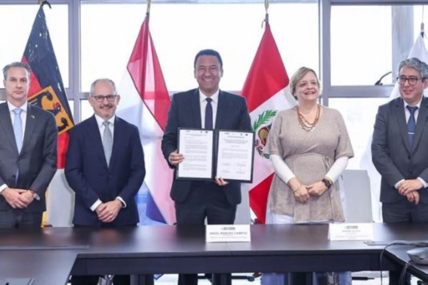 Ministro de Desarrollo Agrario y Riego, Angel Manero, presenta el convenio firmado SAFE, para evitar la deforestación. Foto: Cortesía.