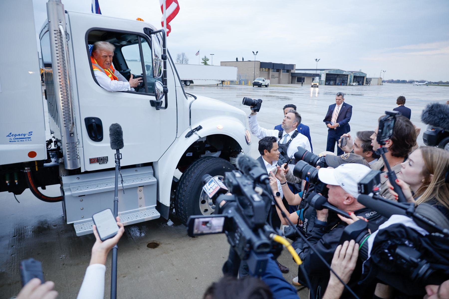 El candidato presidencial republicano, Donald Trump, ofrece una conferencia de prensa desde el interior de un camión de basura en el Aeropuerto Internacional Austin Straubel de Green Bay en Wisconsin. Foto: AFP