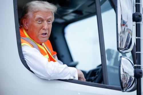 El candidato presidencial republicano, Donald Trump, ofrece una conferencia de prensa desde el interior de un camión de basura en el Aeropuerto Internacional Austin Straubel de Green Bay en Wisconsin. Foto: AFP