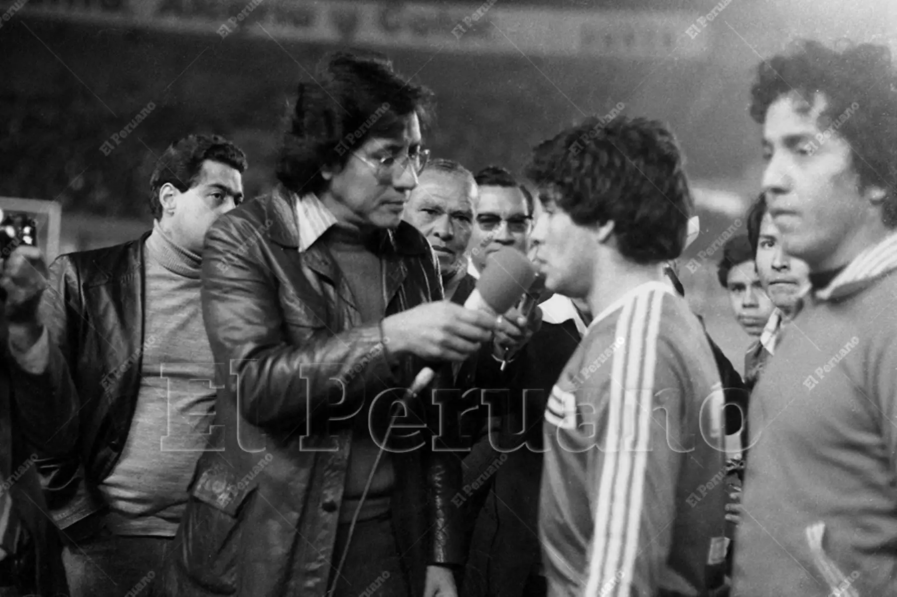 Lima - 4 julio 1979 / El periodista Roberto Salinas entrevista a Diego Armando Maradona luego del partido amistoso entre Perú y Argentinos Juniors. Foto: Archivo Histórico de El Peruano / Rolando Ángeles