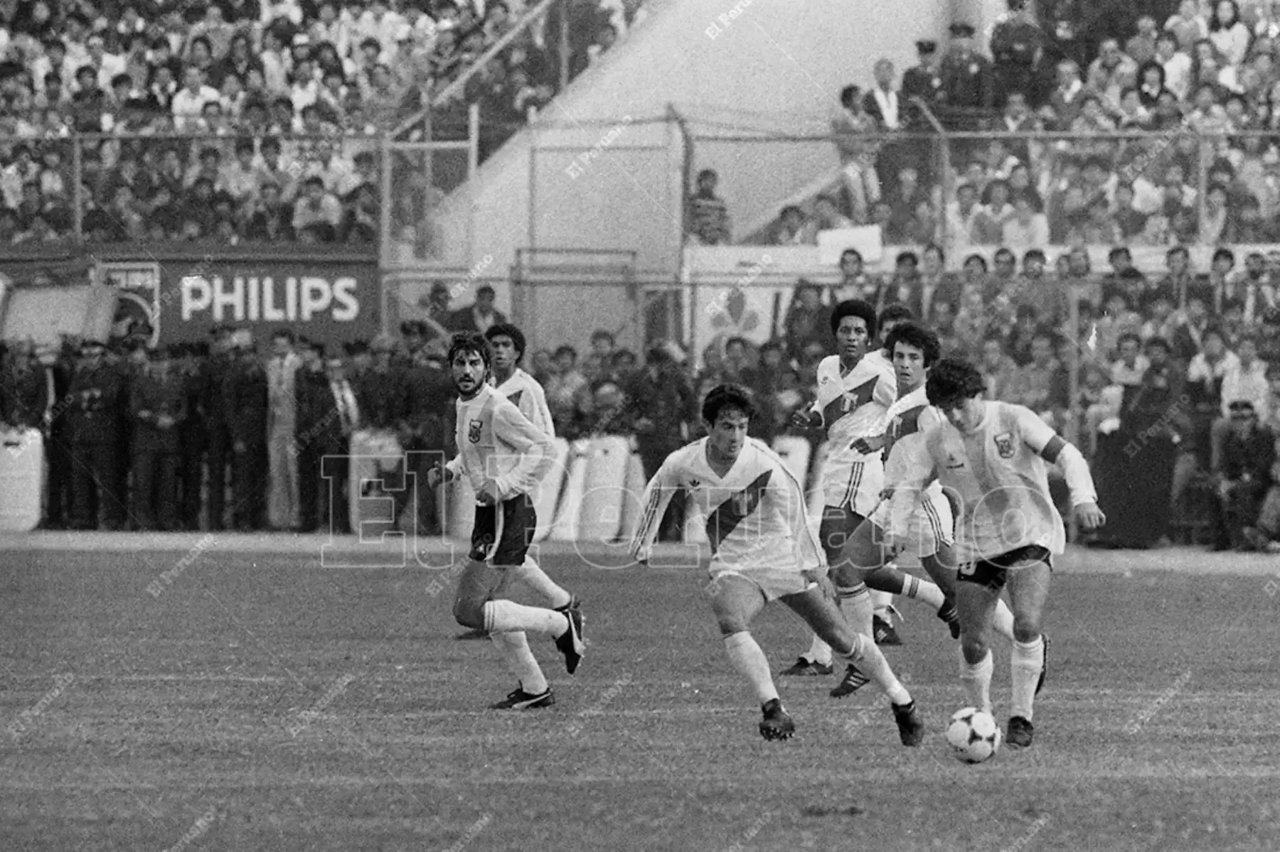 Lima - 23 junio 1985 / Diego Armando Maradona intenta superar la marca de Luis Reyna.  Perú venció 1-0 a Argentina en el Estadio Nacional  en la penúltima fecha del Grupo 1 de las eliminatorias  para el mundial de México 86. Foto: Archivo Histórico de El Peruano / Américo Alburquerque