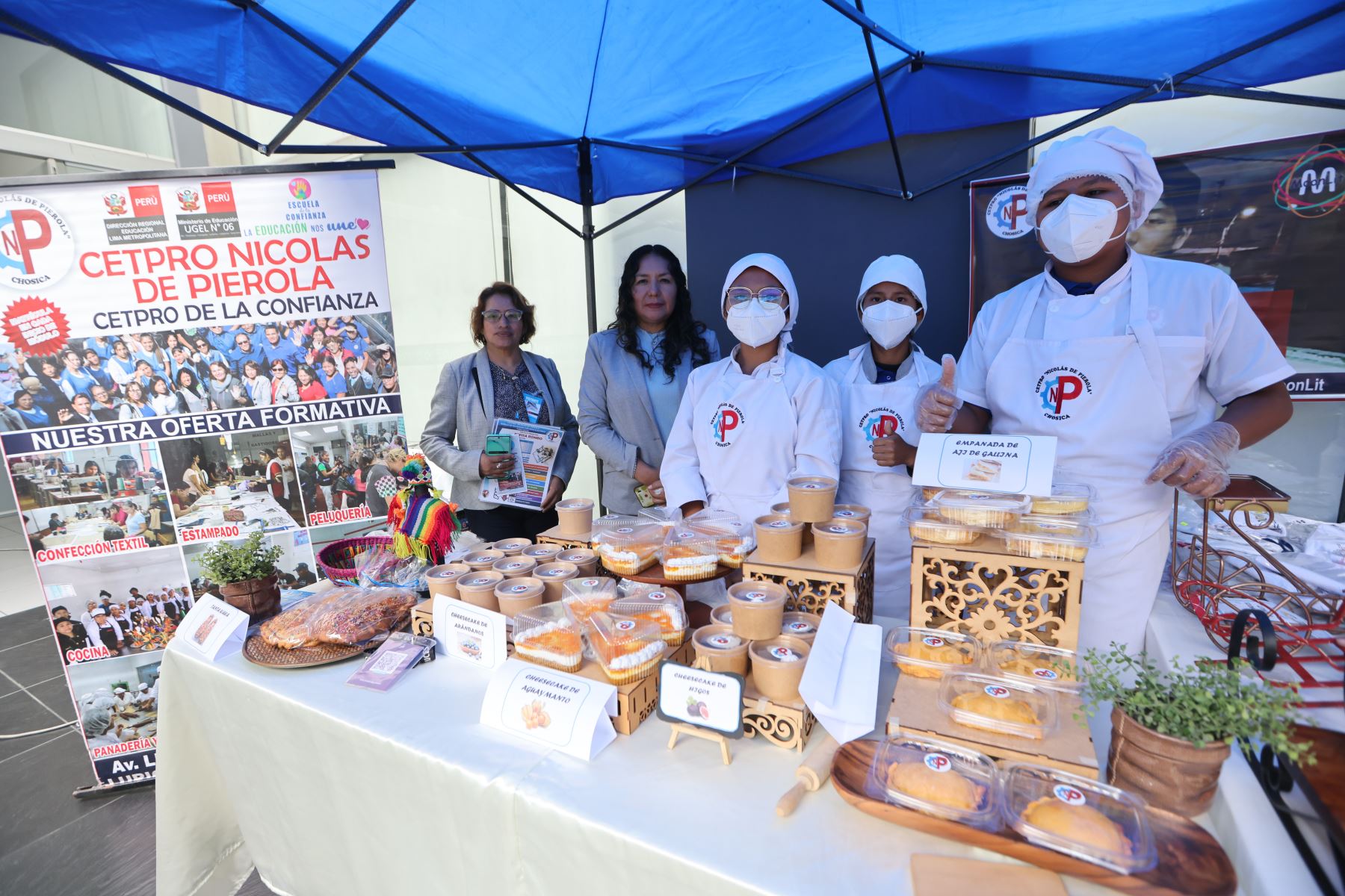 Los estudiantes ofrecieron sopa seca con carapulcra iqueña, juanes de gallina y pollo de la selva peruana, chaufa de quinua tricolor, así como una variedad de postres, incluyendo tres leches de coco y budín de maca. ANDINA/ Minedu.