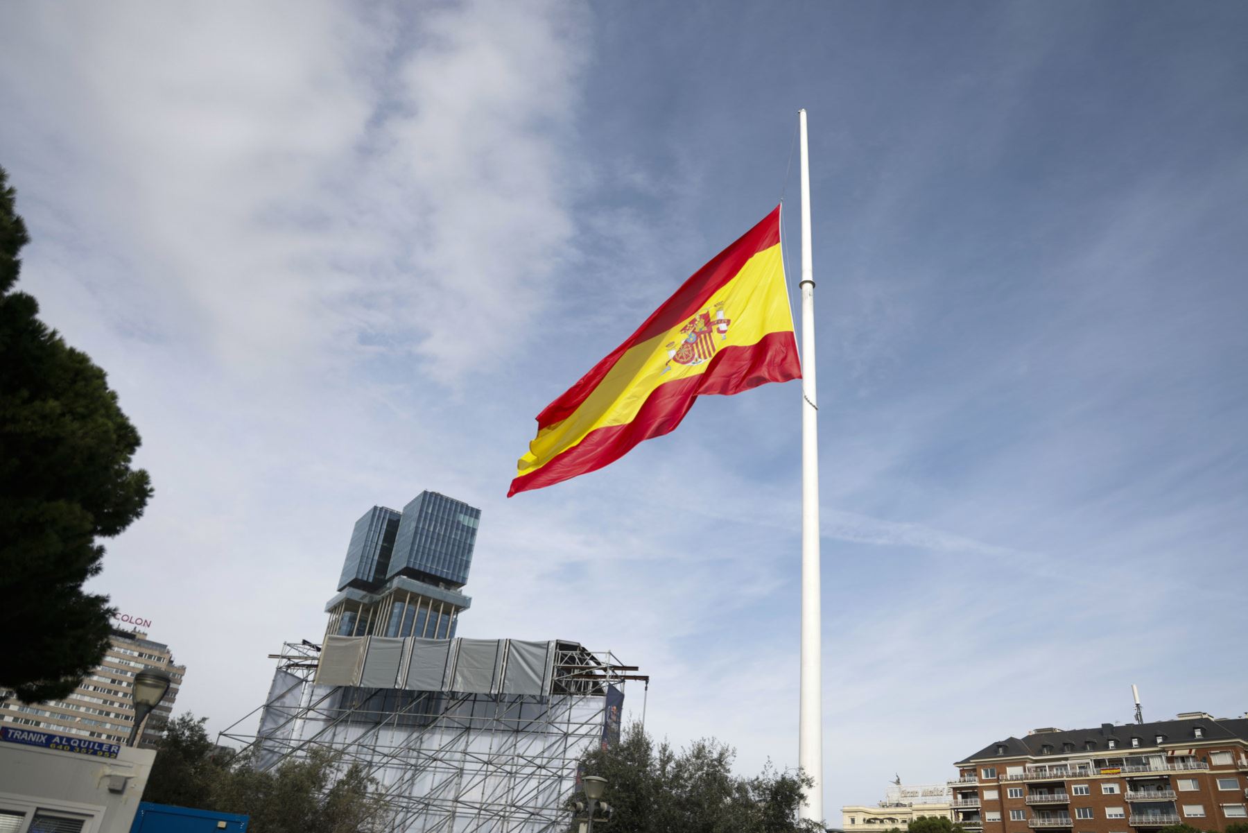 La bandera de la plaza de Colón, en Madrid, ondea a media asta en señal de duelo por las víctimas mortales y los desaparecidos tras el paso de la dana principalmente por la provincia de Valencia, Castilla-La Mancha y zonas de Andalucía. Foto: EFE