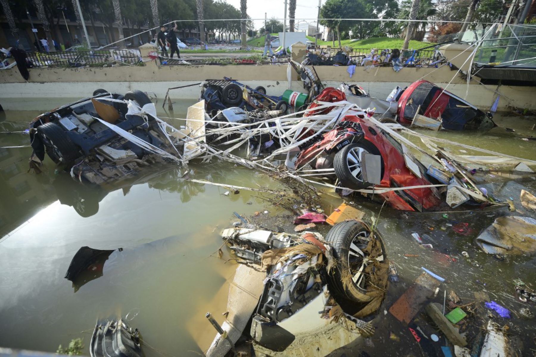 Las inundaciones en la región de Valencia, en el este de España, han causado al menos 95 fallecidos y numerosos desaparecidos, además de cuantiosos daños materiales. El gobierno español decretó tres días de luto a partir del jueves. Foto: AFP