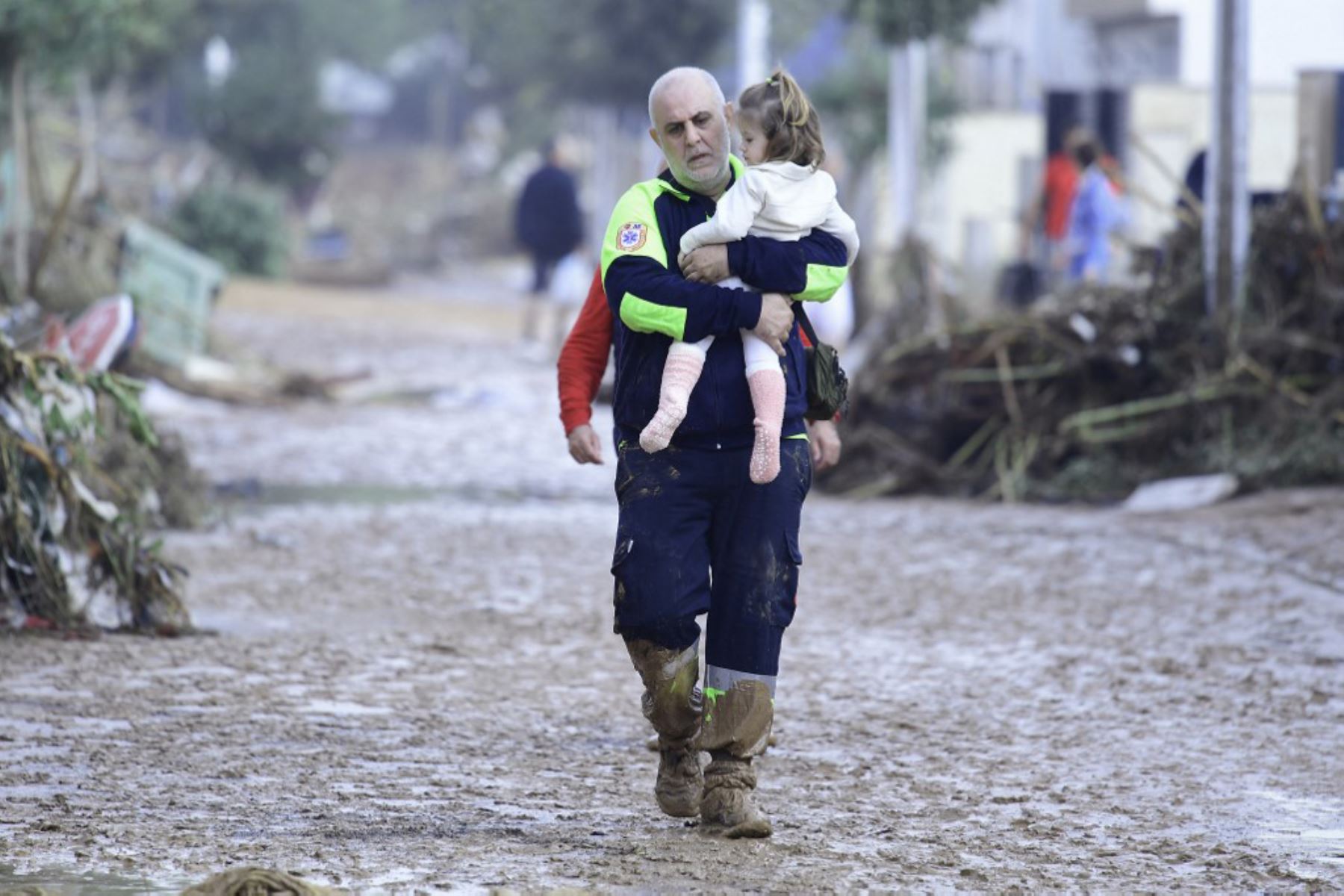 Las inundaciones en la región de Valencia, en el este de España, han causado al menos 95 fallecidos y numerosos desaparecidos, además de cuantiosos daños materiales. El gobierno español decretó tres días de luto a partir del jueves. Foto: AFP