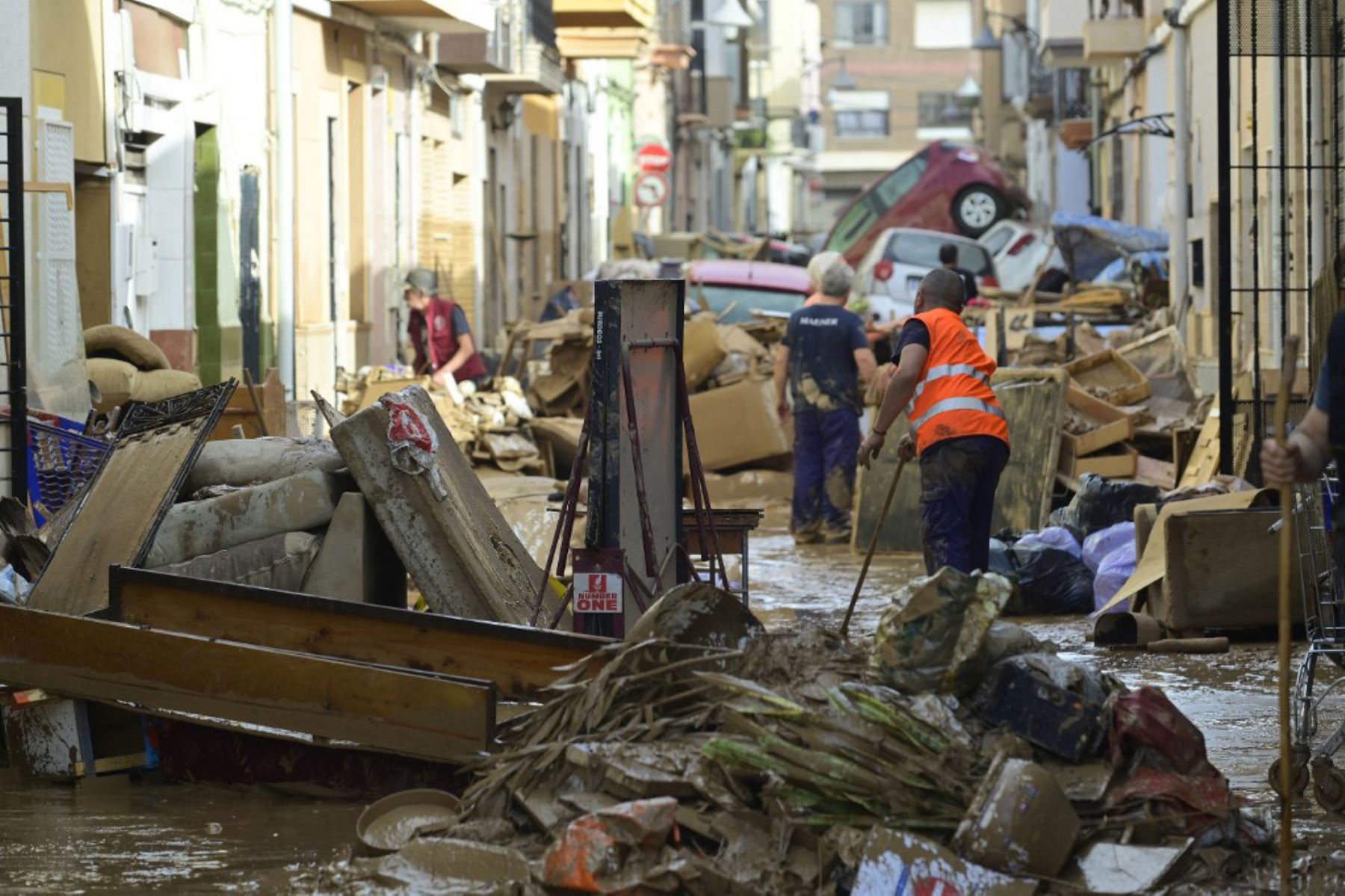 Las inundaciones en la región de Valencia, en el este de España, han causado al menos 95 fallecidos y numerosos desaparecidos, además de cuantiosos daños materiales. El gobierno español decretó tres días de luto a partir del jueves. Foto: AFP