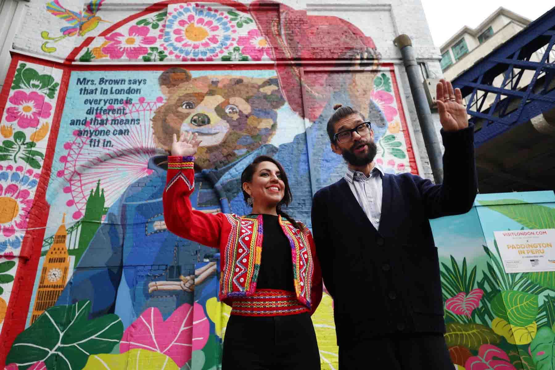 El actor británico Ben Whishaw, voz del oso Paddington  y la artista peruana Gisella Stapleton asisten a la inauguración de un nuevo mural de Paddington antes de la nueva película 