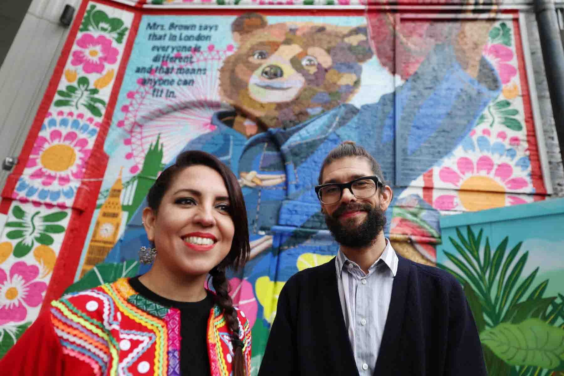 El actor británico Ben Whishaw, voz del oso Paddington  y la artista peruana Gisella Stapleton asisten a la inauguración de un nuevo mural de Paddington antes de la nueva película 