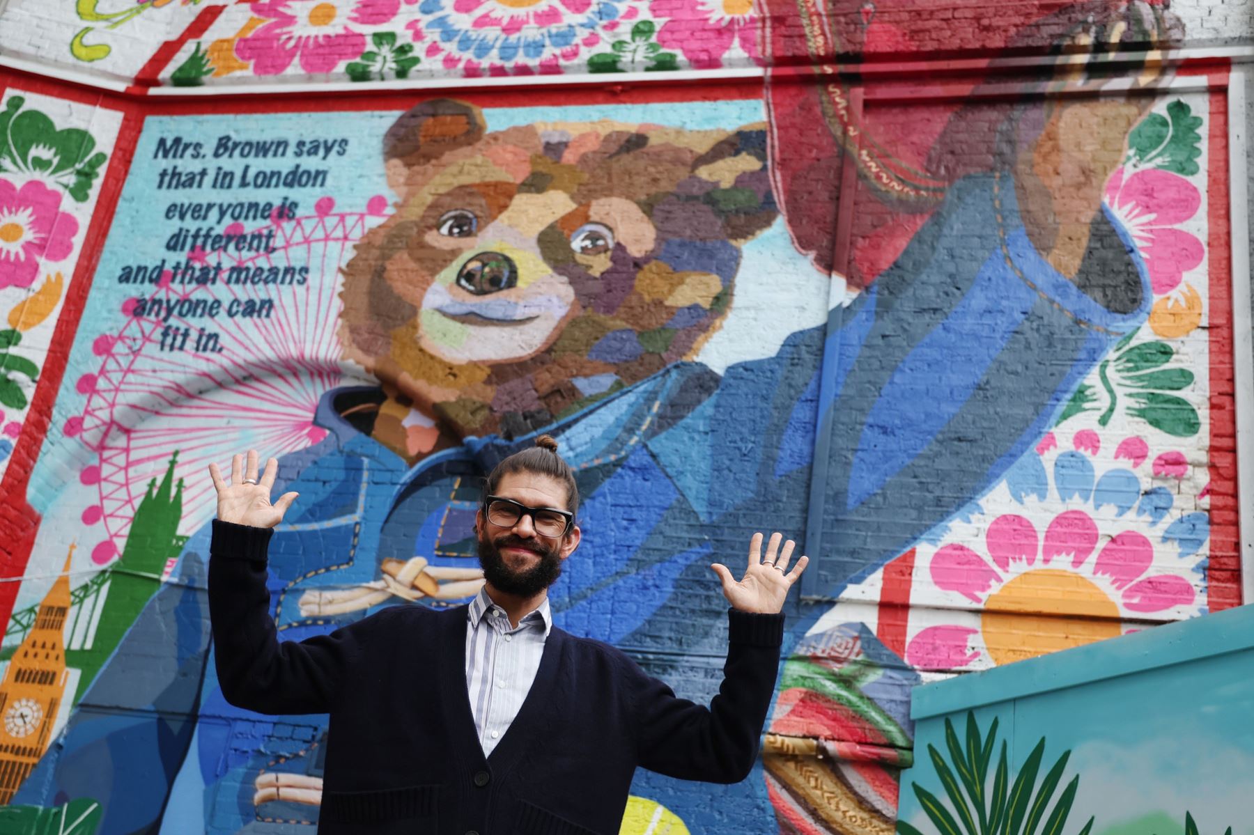 El actor británico Ben Whishaw, voz del oso Paddington, asiste a la inauguración de un nuevo mural de Paddington antes de la nueva película 