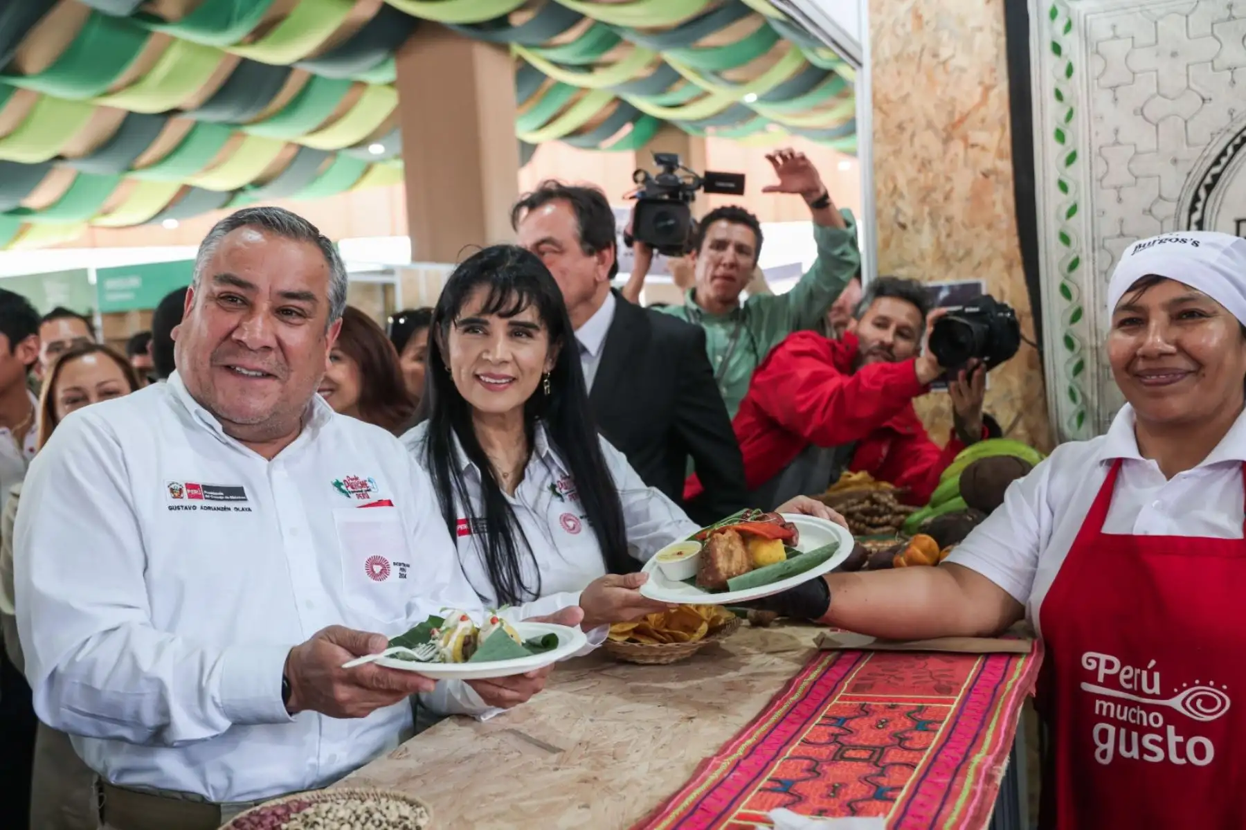 Bajo el lema “Sabores con historia”, el evento de este año, organizado bajo el liderazgo de la Comisión de Promoción del Perú para la Exportación y el Turismo (Promperú), contó con la presencia del titular de la Presidencia del Consejo de Ministros y la titular del Mincetur. Foto: ANDINA