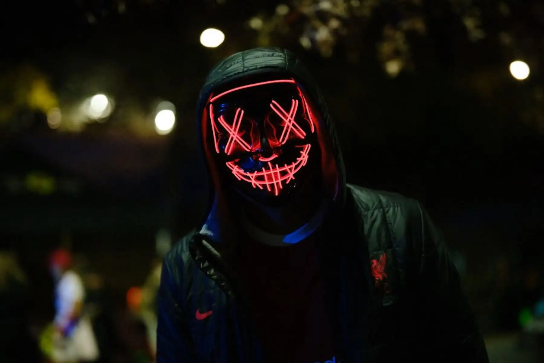 Un hombre disfrazado posa durante un evento de Halloween en una calle de Cherokee, Carolina del Norte, en Estados Unidos, el 31 de octubre de 2024. Foto: AFP