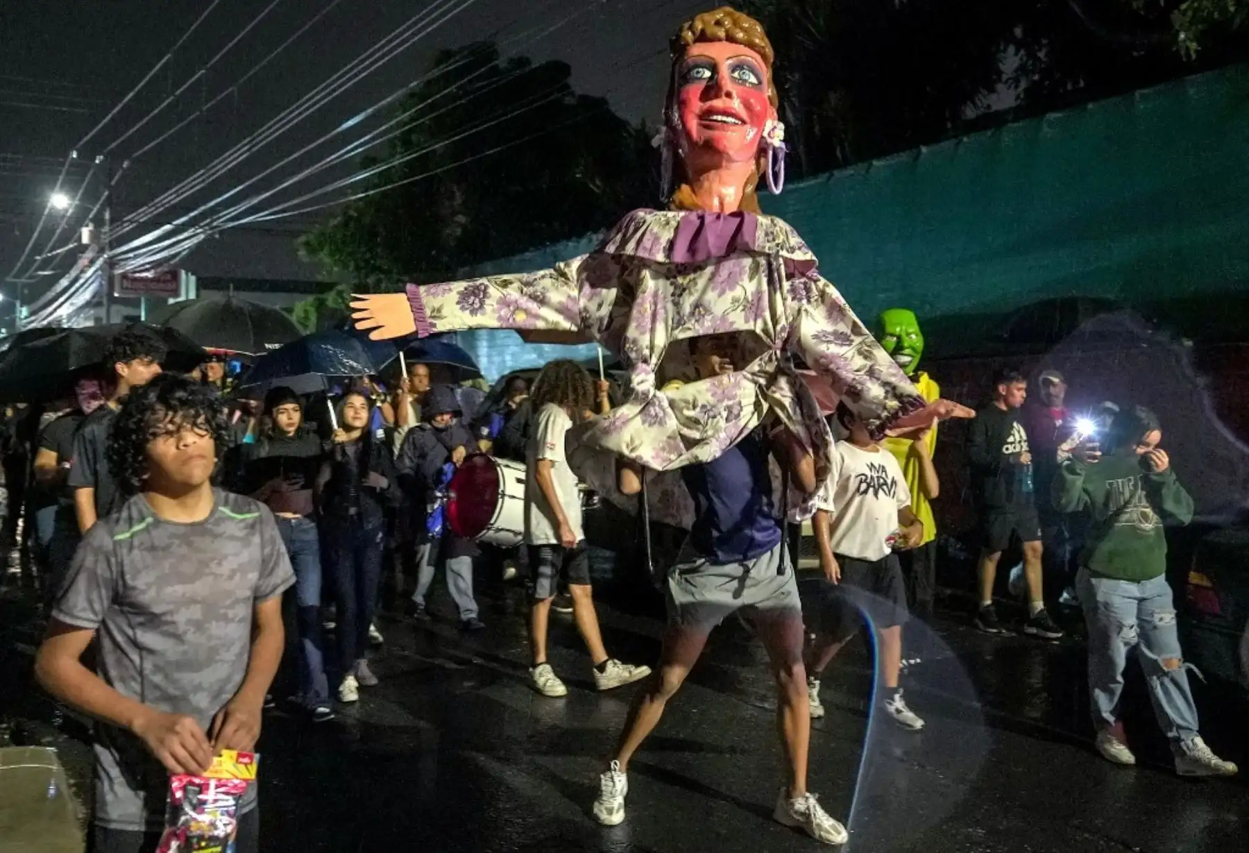Una persona participa en un desfile del Día de la Mascarada vestido con una máscara y un disfraz caseros, como tradición alternativa a Halloween, en Barva, al norte de San José, en Costa Rica, el 31 de octubre de 2024.Foto: AFP