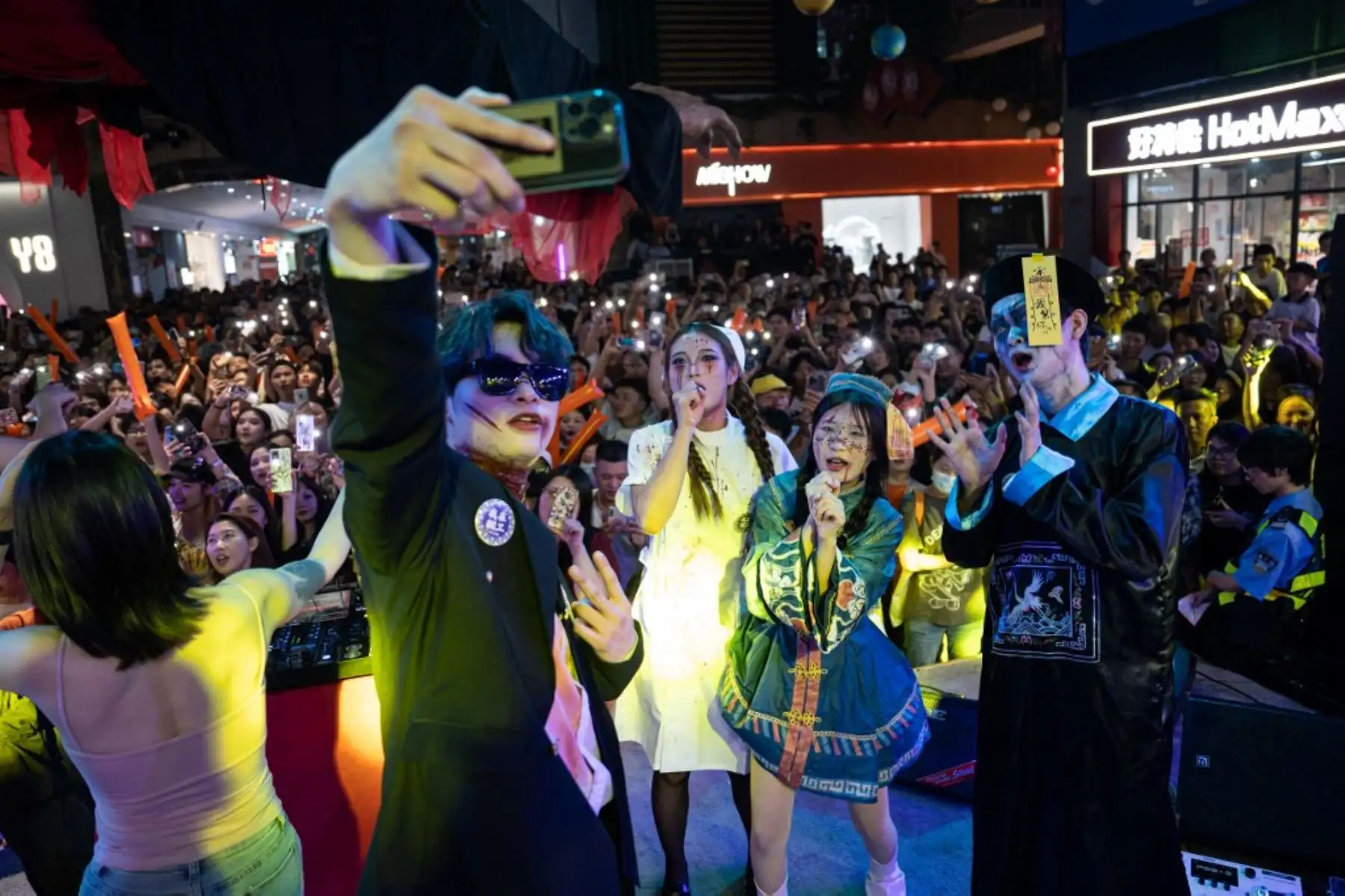 Jóvenes posan para unas fotografías en una fiesta de Halloween en Guangzhou, en la provincia de Guangdong, en el sur de China, el 31 de octubre de 2024. Foto: AFP
