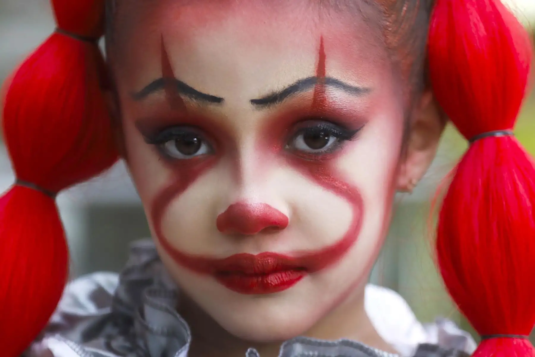 Una niña disfrazada del payaso It posa durante el día de Halloween en un centro comercial este jueves 31 de octubre de 2024 en Medellín, Colombia. Foto: EFE