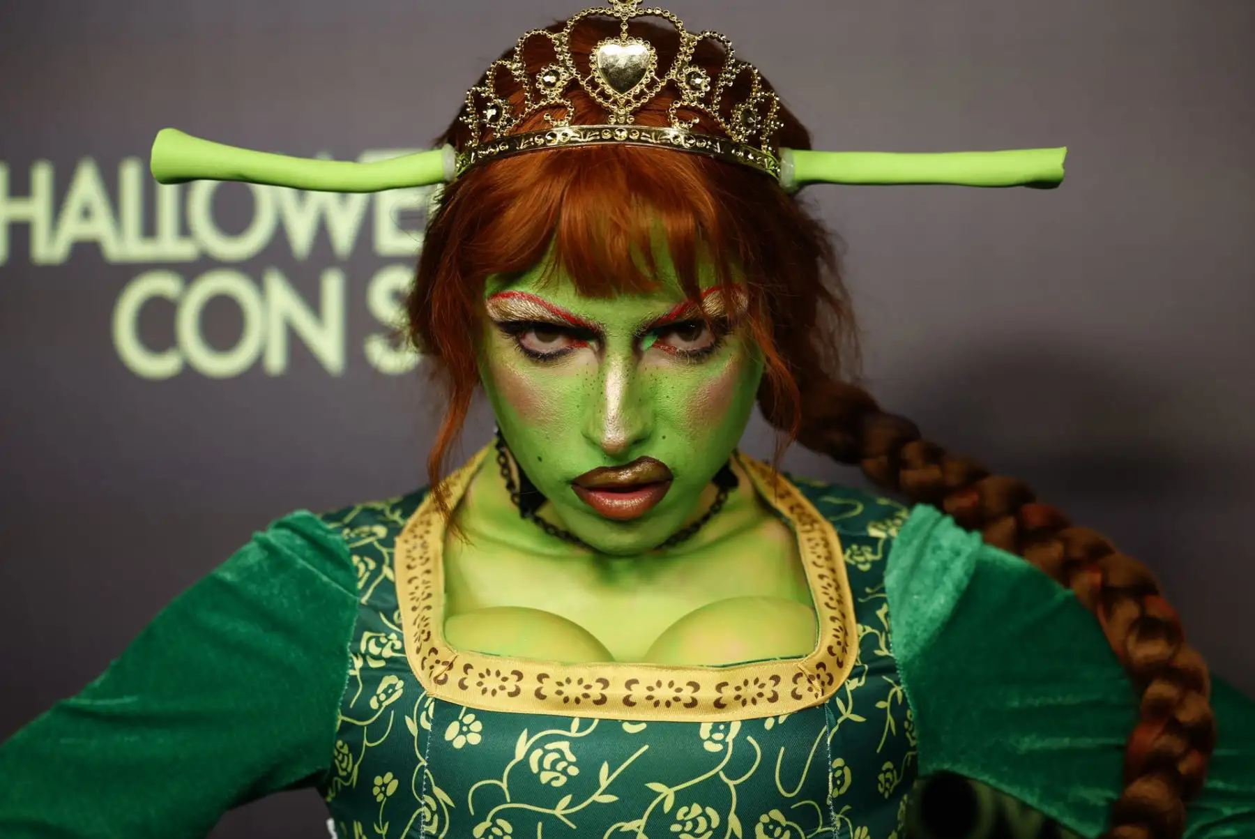Una mujer disfrazada de la princesa Fiona posa a su llegada a la fiesta "Halloween con S", un evento que reunió a más de 250 celebridades luciendo sus disfraces como protagonistas, este jueves en Madrid, España. Foto: EFE