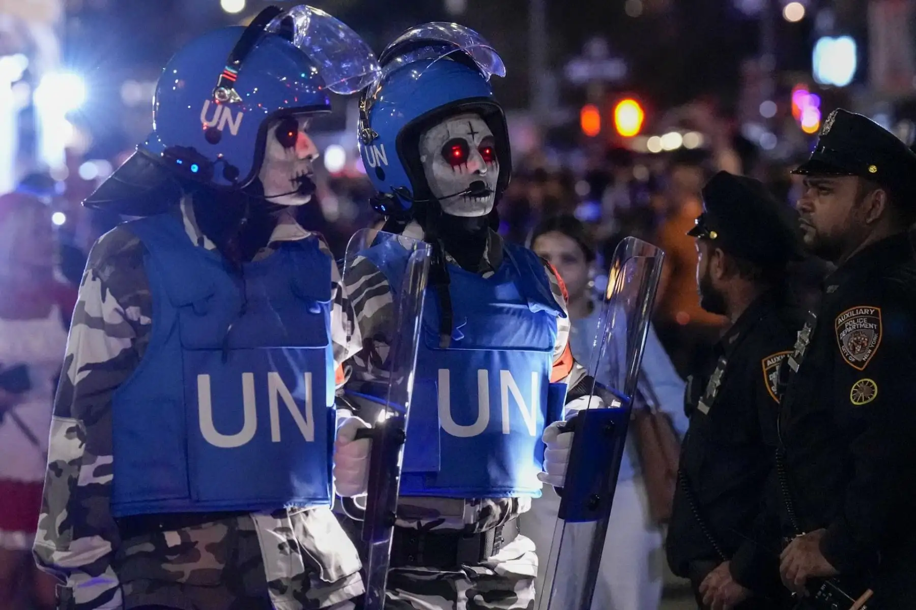 Personas disfrazadas marchan en el 51º Desfile Anual de Halloween de Village en Nueva York, EE.UU., la noche del 31 de octubre de 2024. Foto: AFP