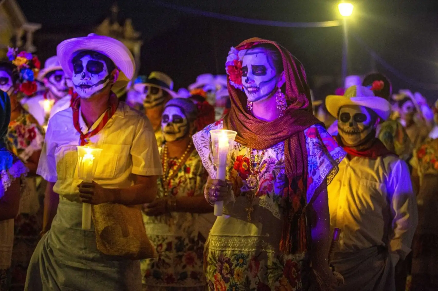 Personas con rostros pintados y ataviadas con trajes regionales de Mesrizo participan en una procesión que representa el Paseo de las Ánimas, que es la llegada de los espíritus según la cosmovisión maya, como parte de las celebraciones del Día de Muertos en Mérida, Yucatán, México, el 31 de octubre de 2024. Foto: AFP