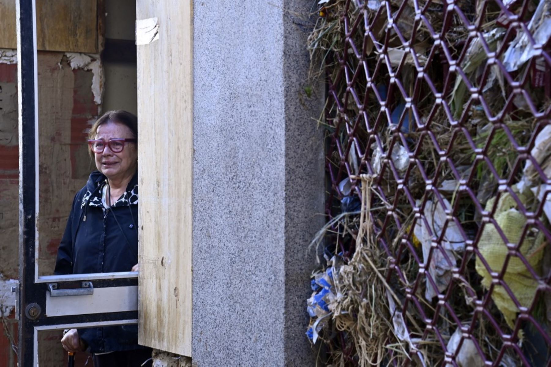 Una mujer llora mientras está parada en la entrada de su casa el 1 de noviembre de 2024, tras los devastadores efectos de las inundaciones en la ciudad de Paiporta, en la región de Valencia, al este de España. El número de muertos por las peores inundaciones sufridas en una generación ha aumentado a 205. Foto: AFP