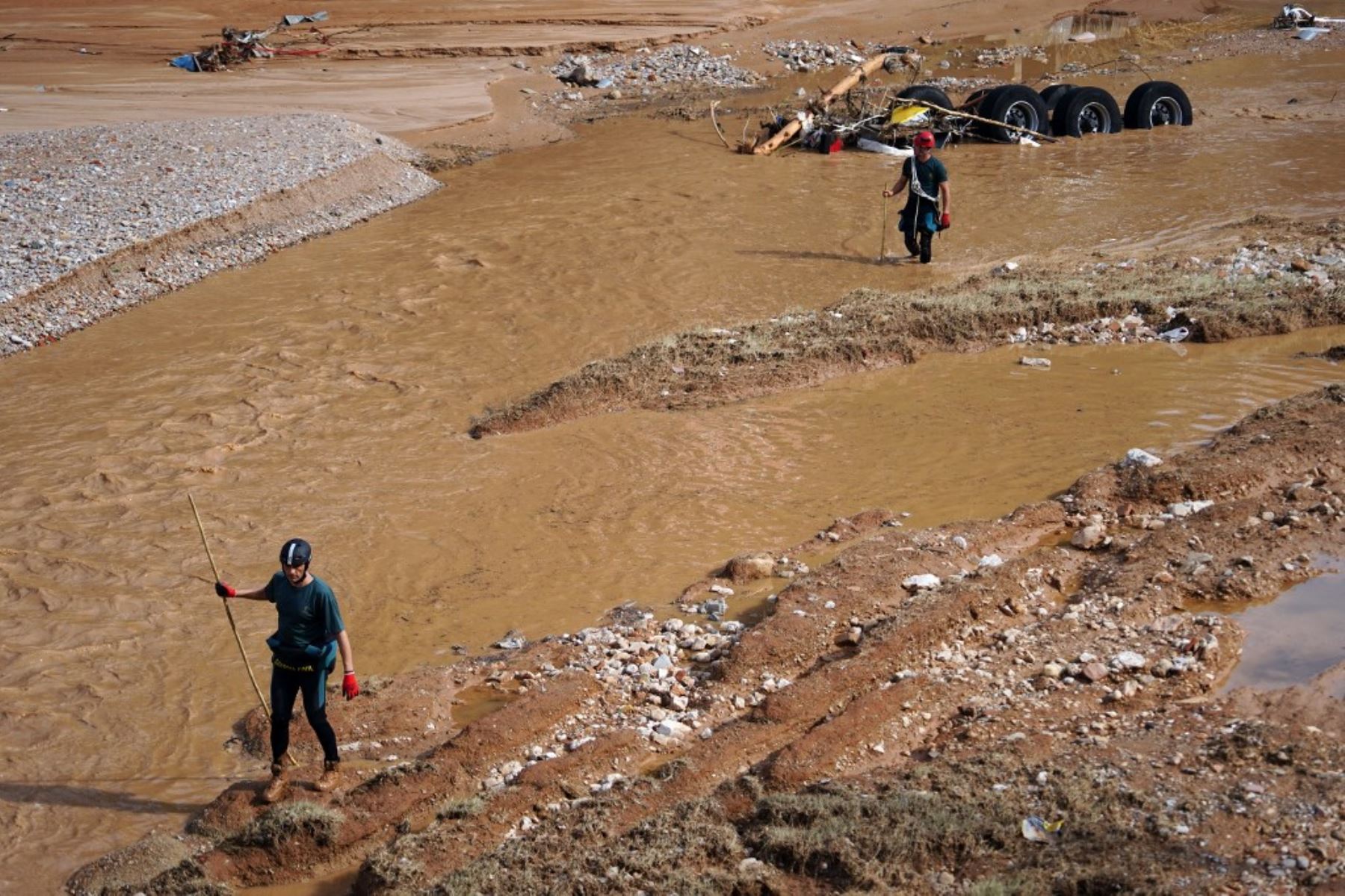 Dos rescatistas de la Guardia Civil buscan sobrevivientes y fallecidos en un río el 1 de noviembre de 2024, tras los devastadores efectos de las inundaciones en la ciudad de Paiporta, en la región de Valencia, al este de España. El número de muertos por las peores inundaciones sufridas en una generación asciende a 205. Foto: AFP