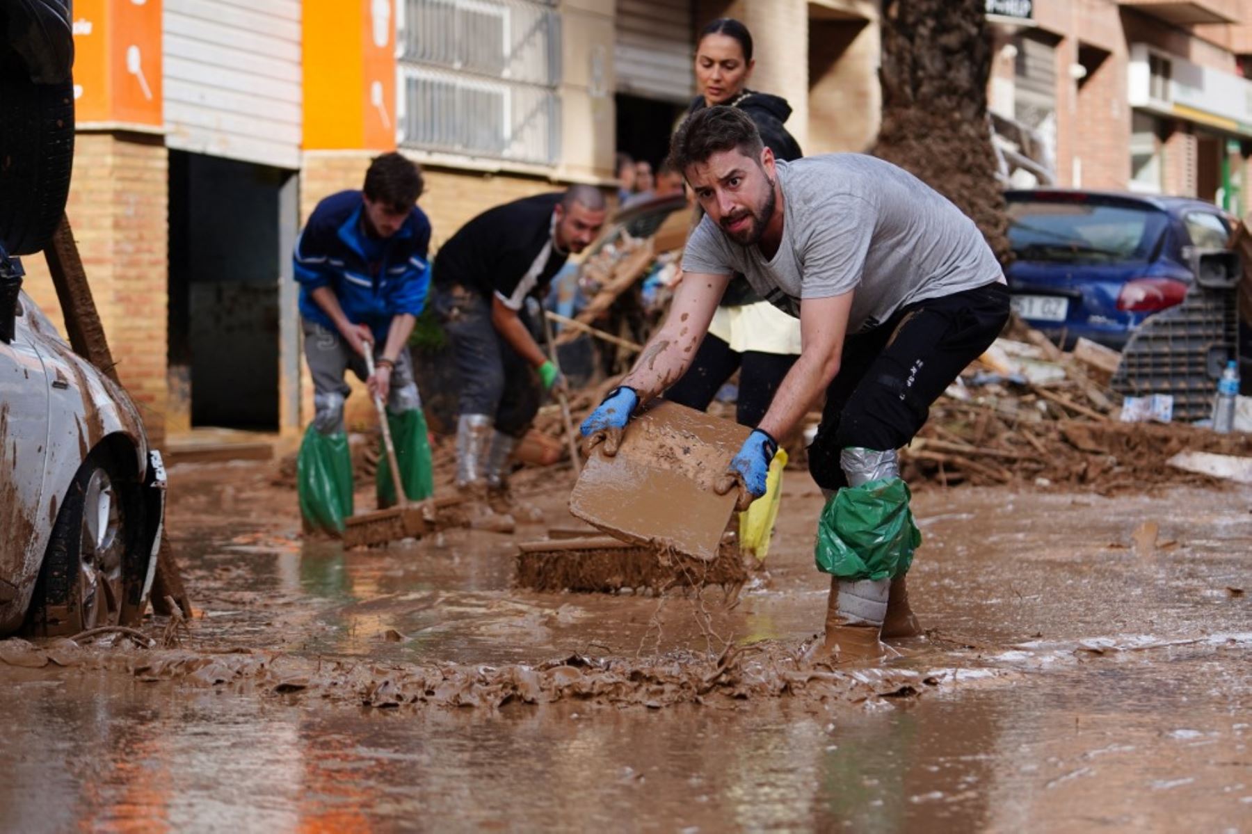 Un hombre intenta sacar agua fangosa el 1 de noviembre de 2024, tras los devastadores efectos de las inundaciones en la localidad de Paiporta, en la región de Valencia, al este de España. Foto: AFP