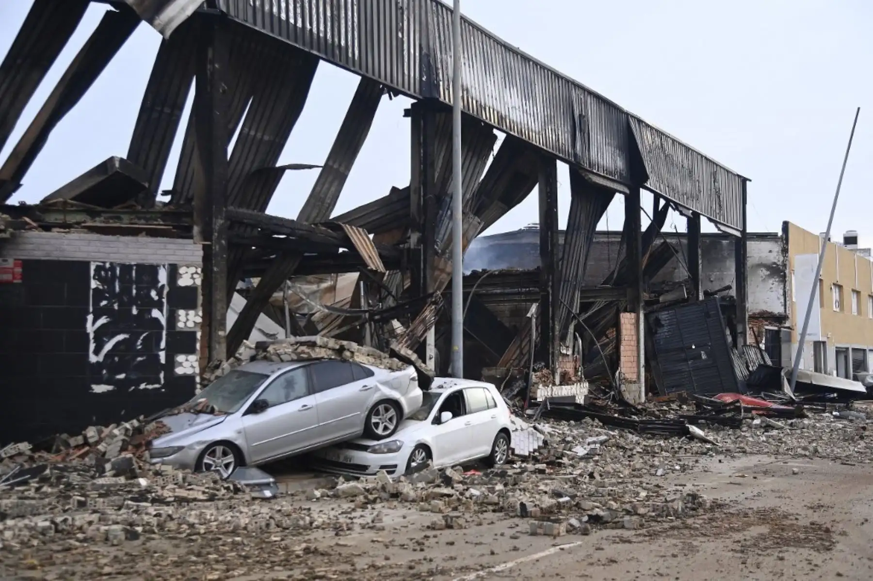 Esta fotografía tomada el 1 de noviembre de 2024 muestra los efectos devastadores de las inundaciones en una zona comercial de la ciudad de Alfafar, en la región de Valencia, al este de España. El Ministro de Defensa español anunció hoy la llegada de 500 soldados adicionales al sureste de España, reforzando los 1,200 ya presentes, para ayudar en las operaciones de socorro a las víctimas de las mortales inundaciones de esta semana. Foto: AFP