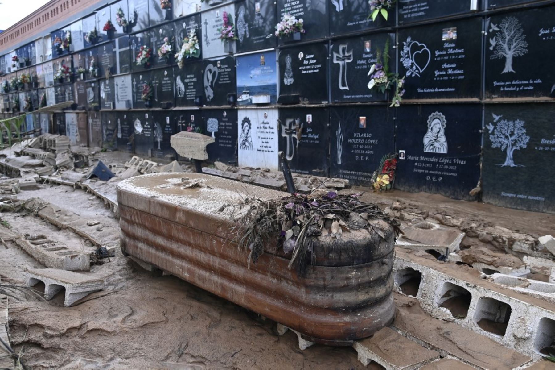 Esta fotografía tomada el 1 de noviembre de 2024 muestra un ataúd cubierto de barro y escombros en un cementerio de la ciudad de Alfafar, después de la devastadora inundación en la región de Valencia, este de España. Foto: AFP