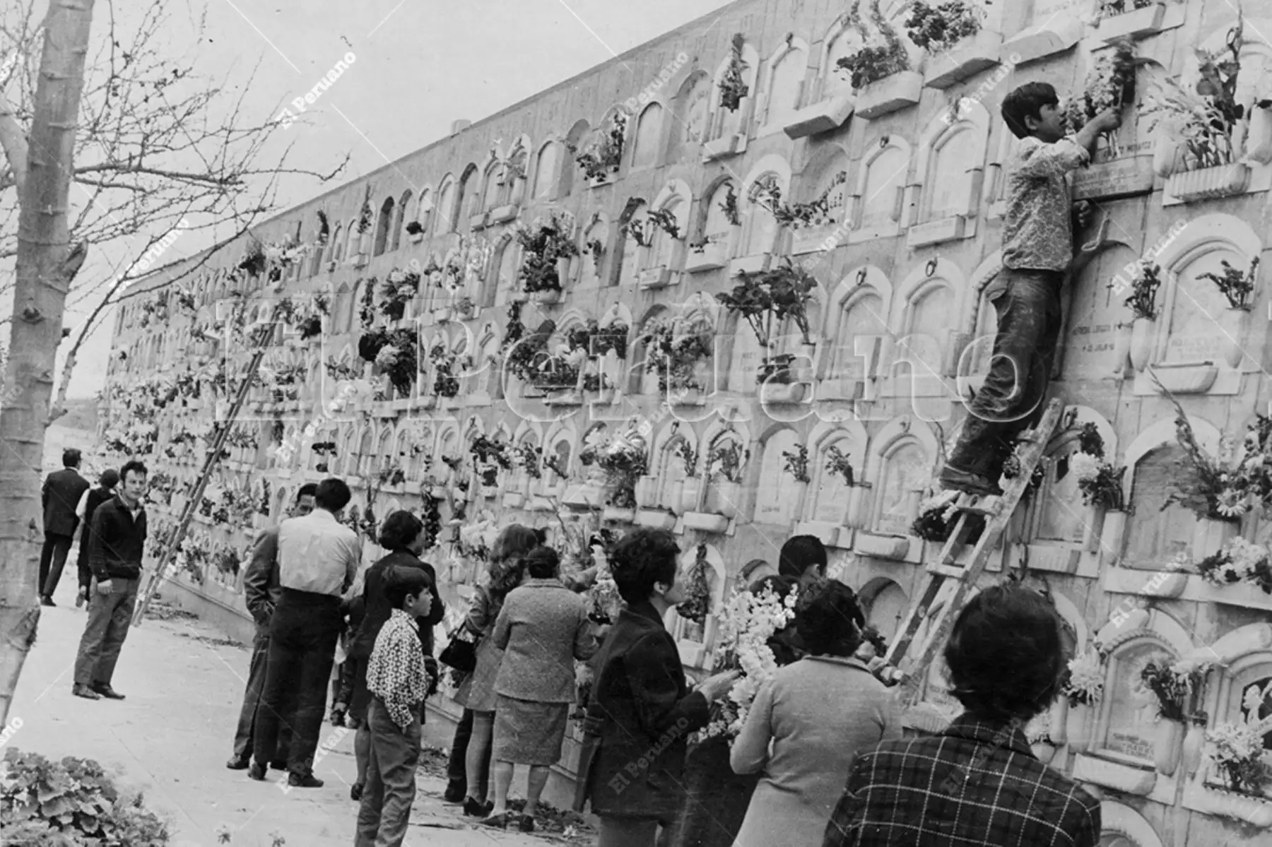 Callao - 1 noviembre 1970 / Millares de personas visitan el cementerio Baquíjano y Carrillo en el Día de Todos Los Santos para depositar ofrendas florales en las tumbas de sus seres queridos.. Foto: Archivo Histórico de El Peruano