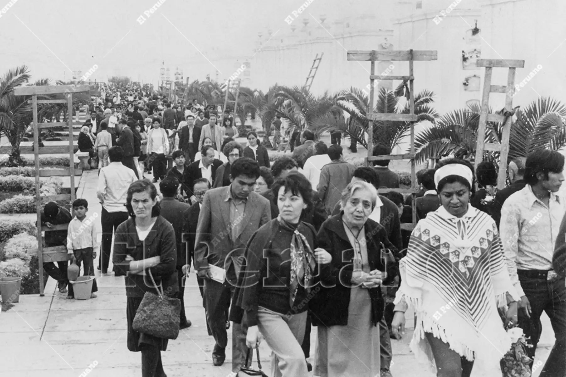 Lima - 1 noviembre 1976 / Miles de personas visitaron los cementerios de Lima y Callao en el Día de Todos los Santos. Limeños se anticiparon así al Día de los Difuntos que según el calendario religioso se celebra el 2 de noviembre. Foto: Archivo histórico de El Peruano