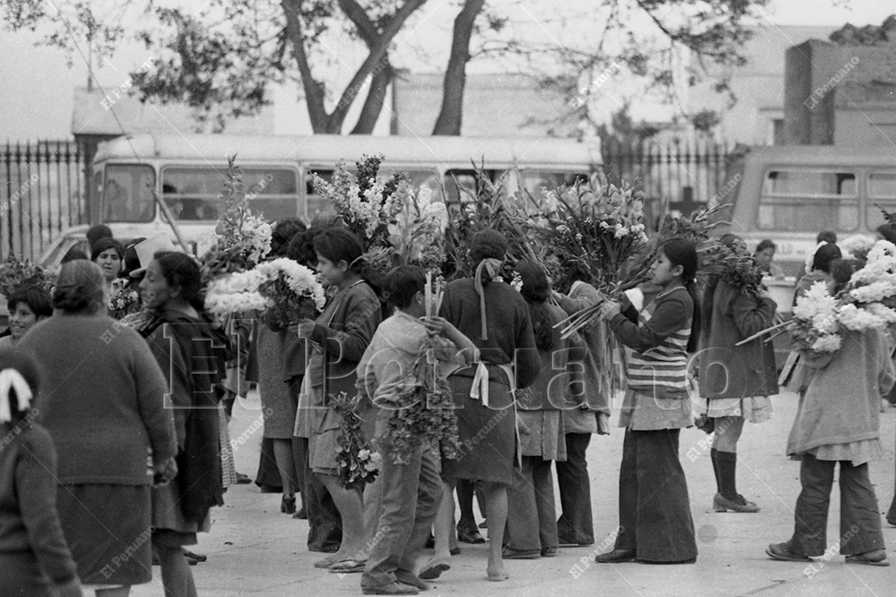 Lima - 26 octubre 1974 / Venta de flores en los exteriores del cementerio El Ángel en el Día de Todos Los Santos. Limeños se anticiparon a la tradición de Día de los Difuntos que se celebra el 2 de noviembre. Foto: Archivo Histórico de El Peruano